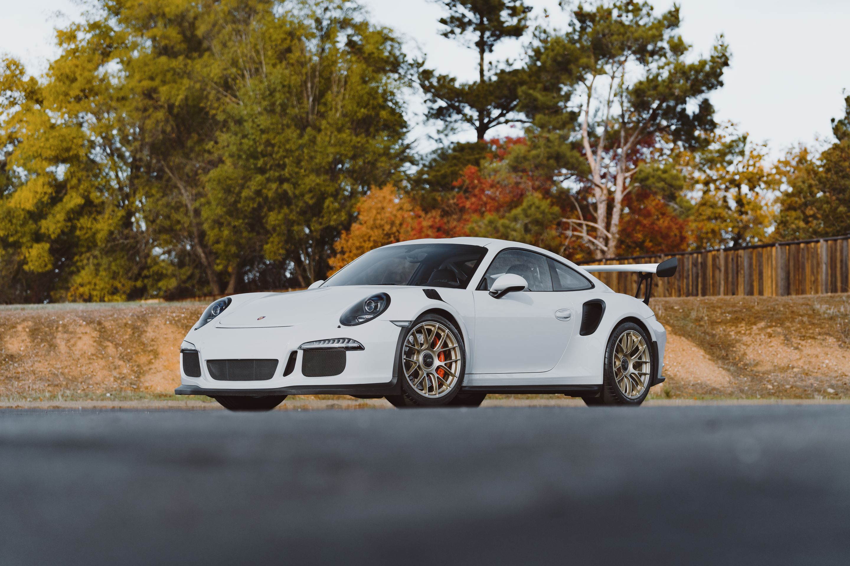 White Porsche 911 991.1 GT3 RS with 19" EC-7RS Apex wheels in Motorsport Gold