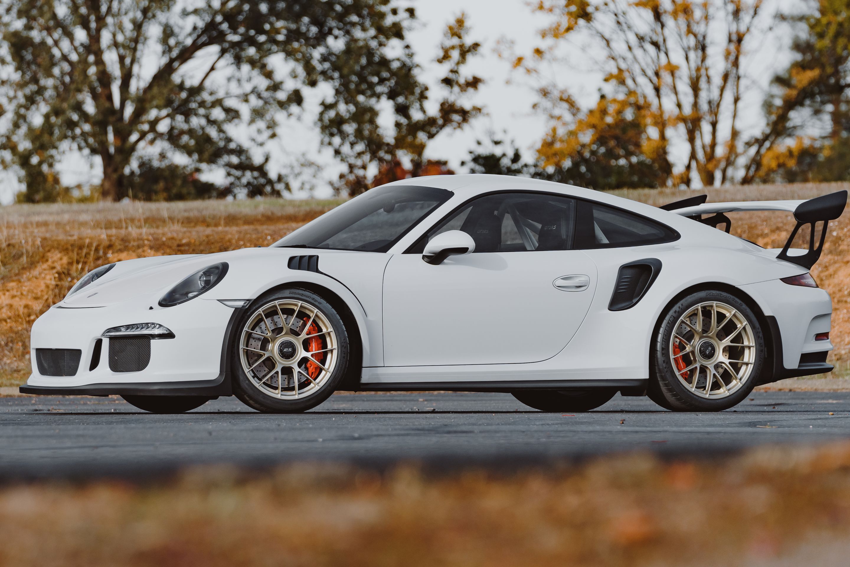 White Porsche 911 991.1 GT3 RS with 19" EC-7RS Apex wheels in Motorsport Gold