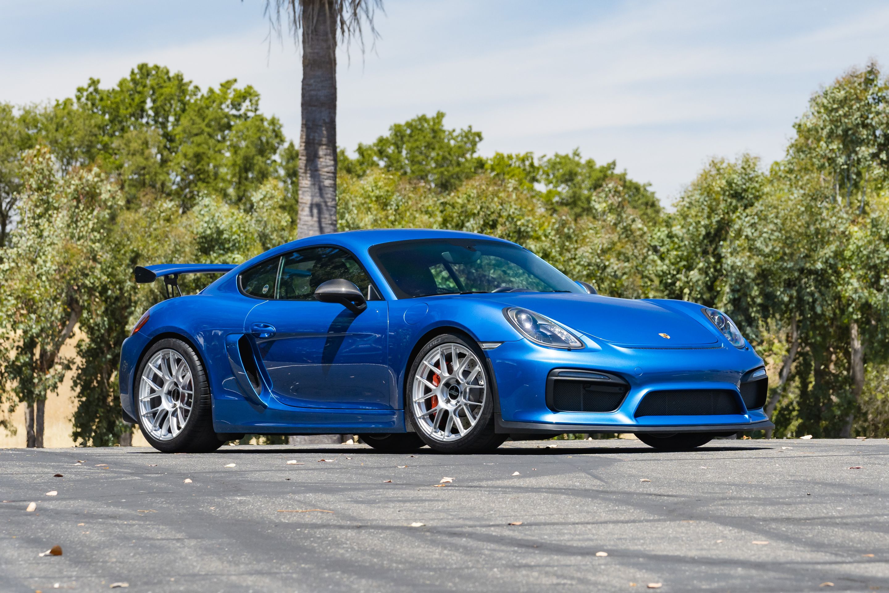 Blue Porsche 981 Cayman GT4 with 19" EC-7RS Apex wheels in Race Silver
