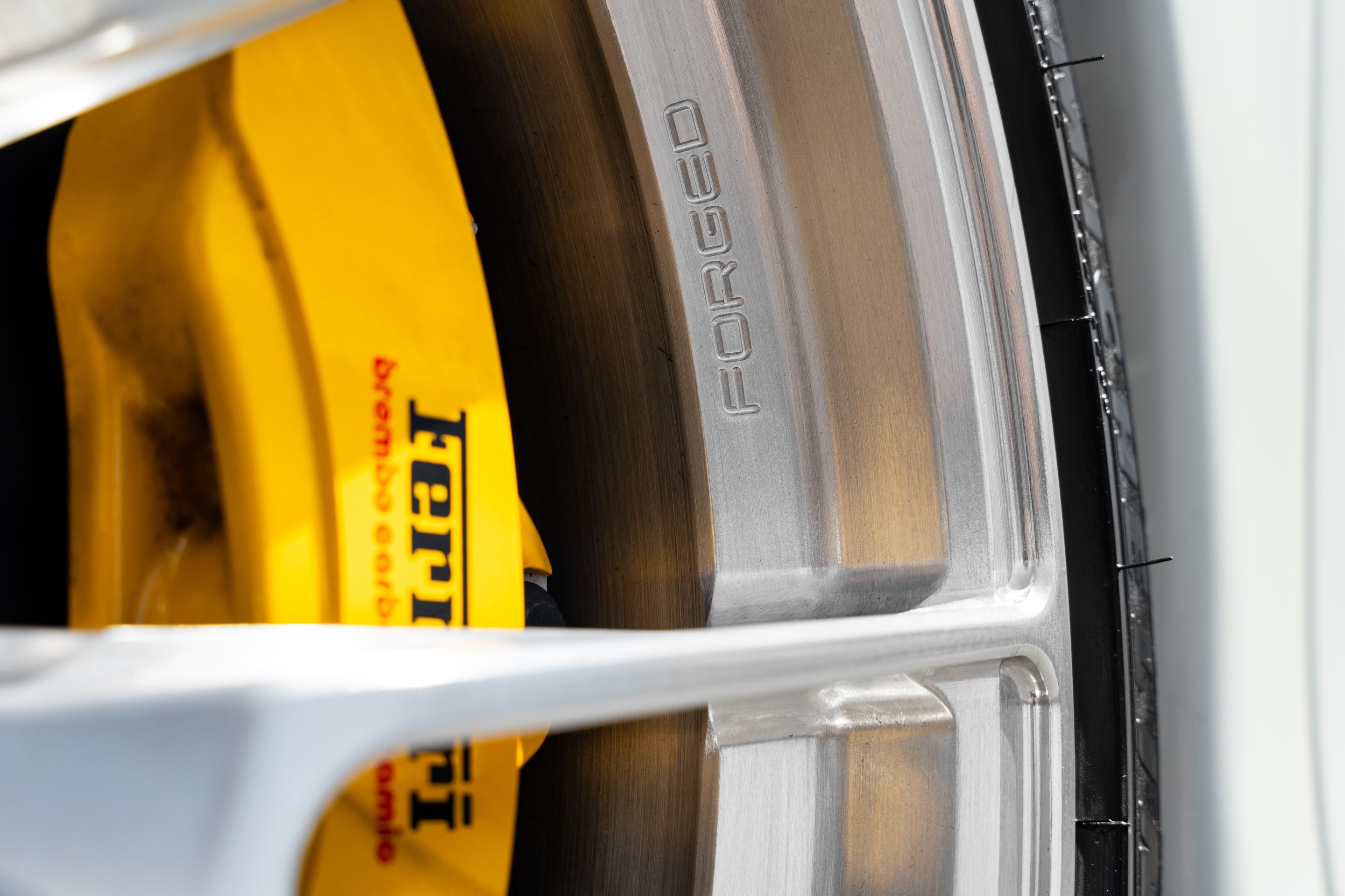 White Ferrari 458 Italia with 20" VS-5RS Apex wheels in Brushed Clear