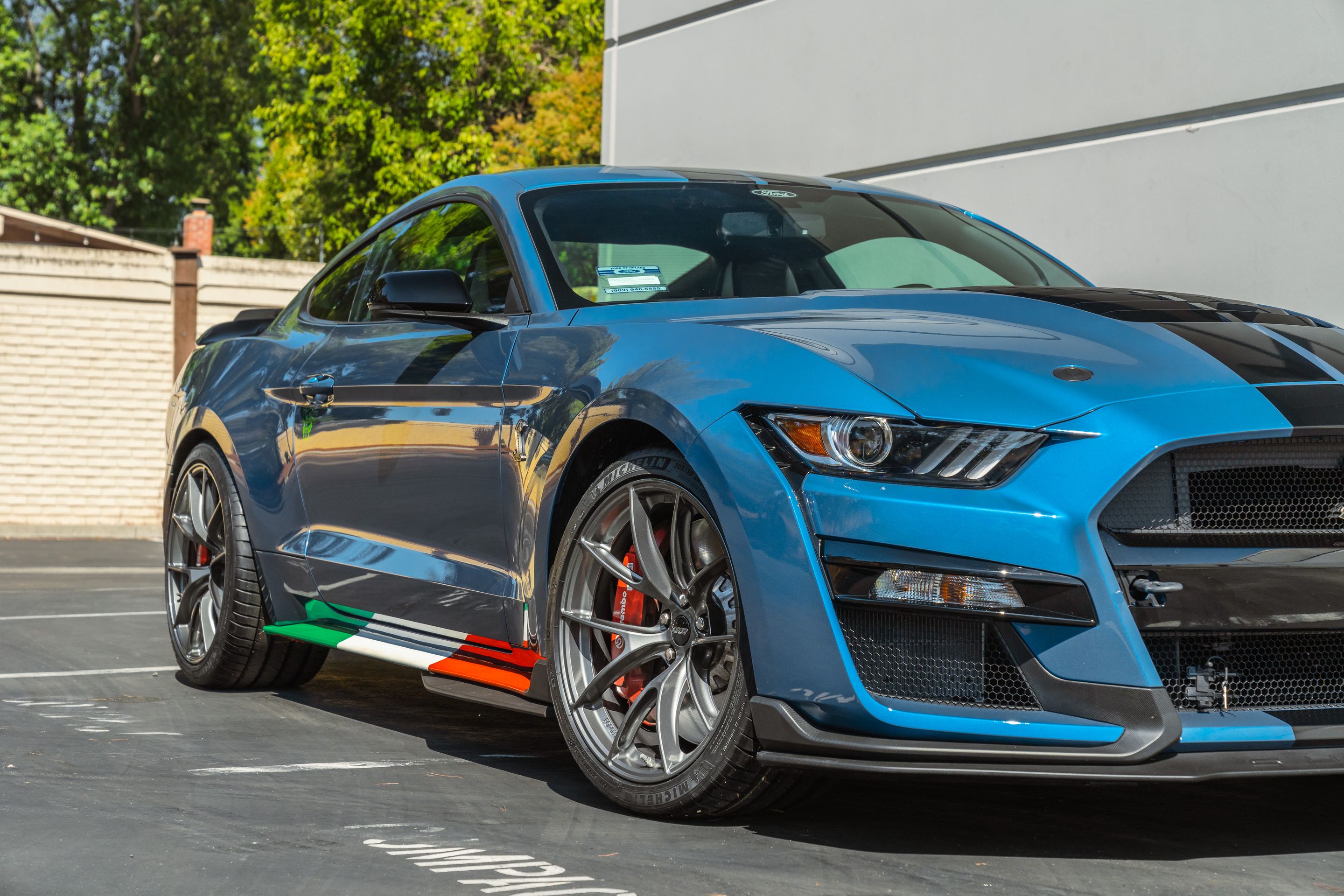Blue Ford S550 Mustang GT500 with 20" VS-5RS Apex wheels in Anthracite