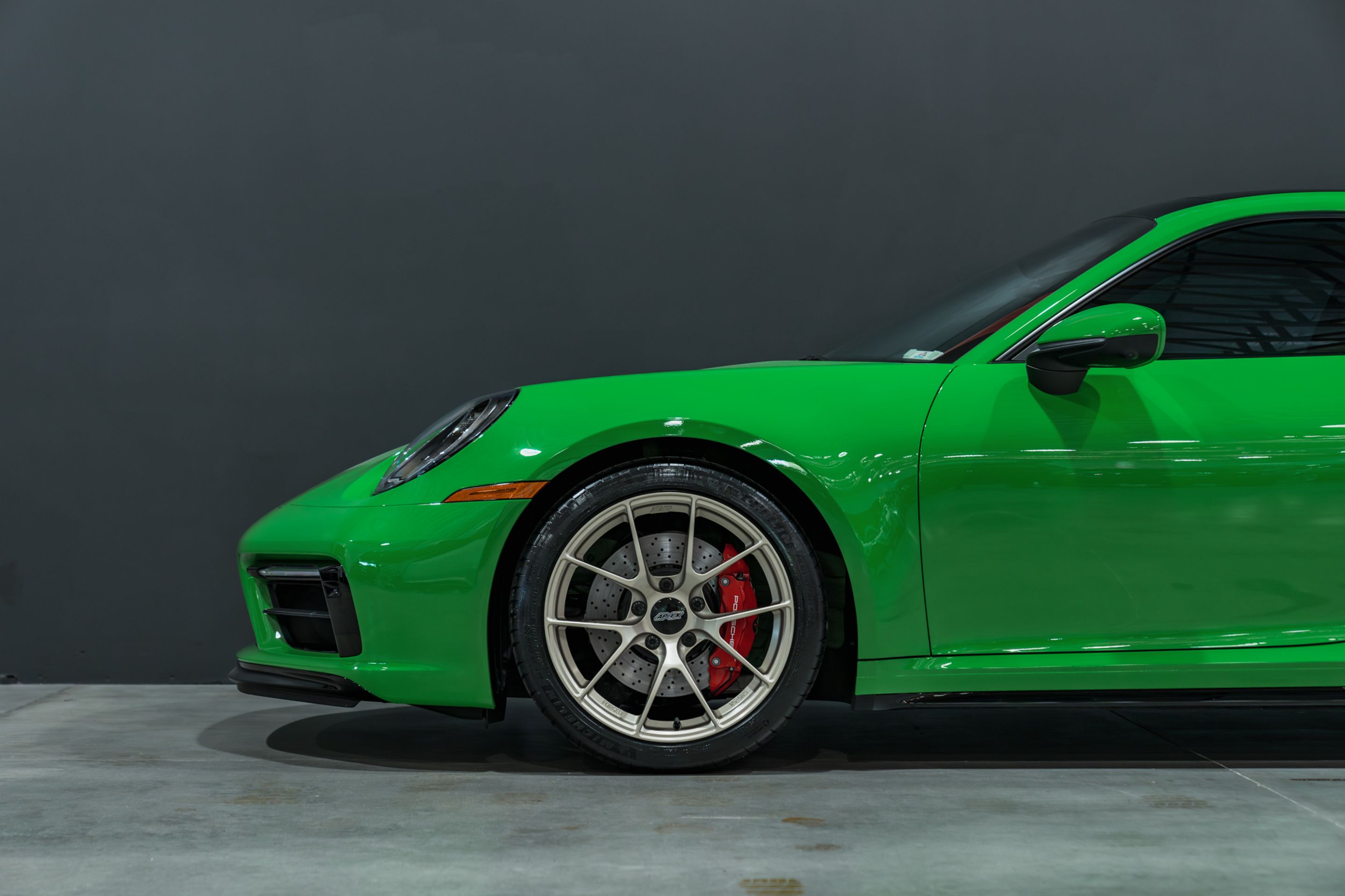 Green Porsche 911 992.1 Carrera S with 19"/20" VS-5RS Apex wheels in Motorsport Gold