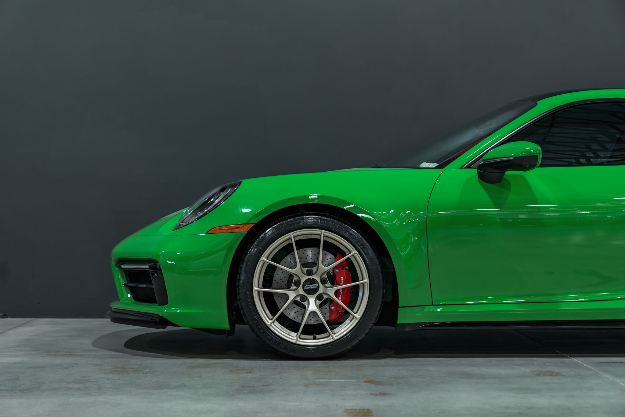Green Porsche 911 992.1 Carrera S with 19"/20" VS-5RS Apex wheels in Motorsport Gold