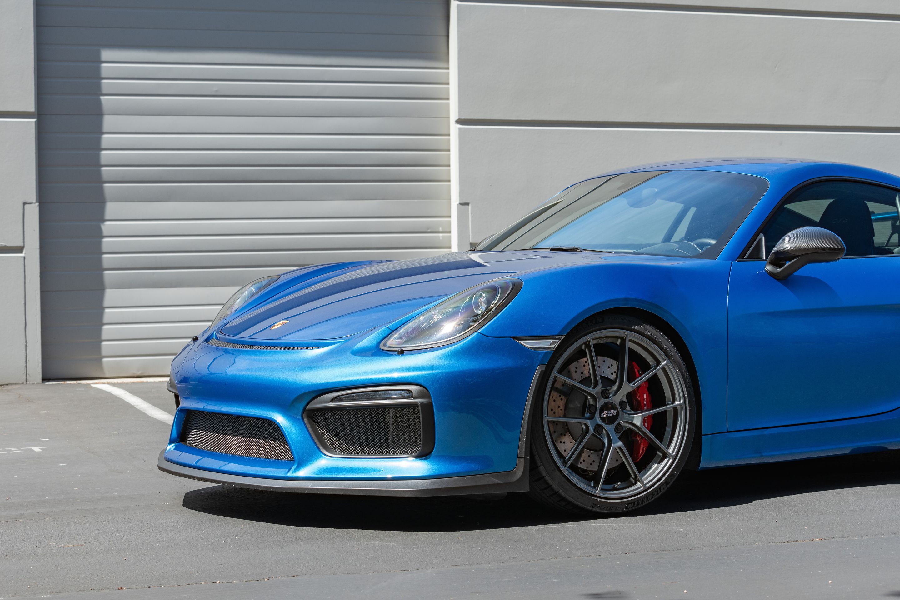 Blue Porsche 981 Cayman GT4 with 20" VS-5RS Apex wheels in Anthracite