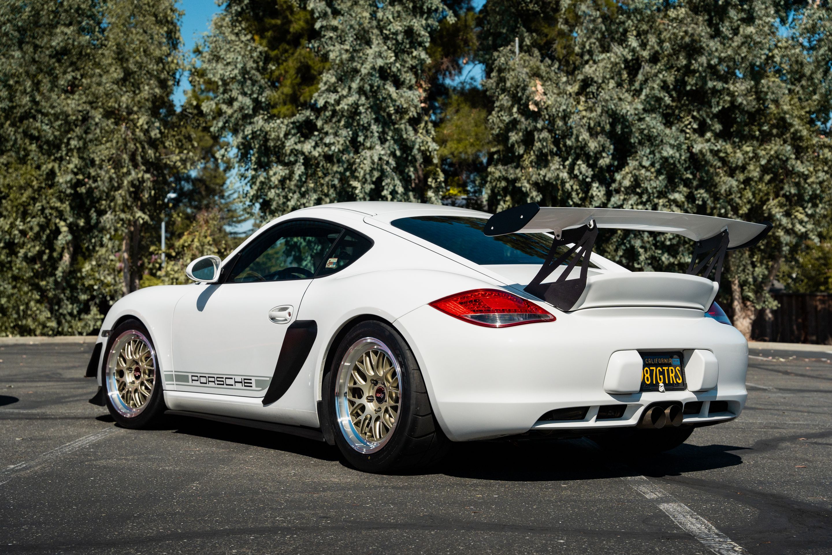 White Porsche 987 Cayman Base with 18" ML-10RT Apex wheels in Machined Lip Gloss Motorsport Gold