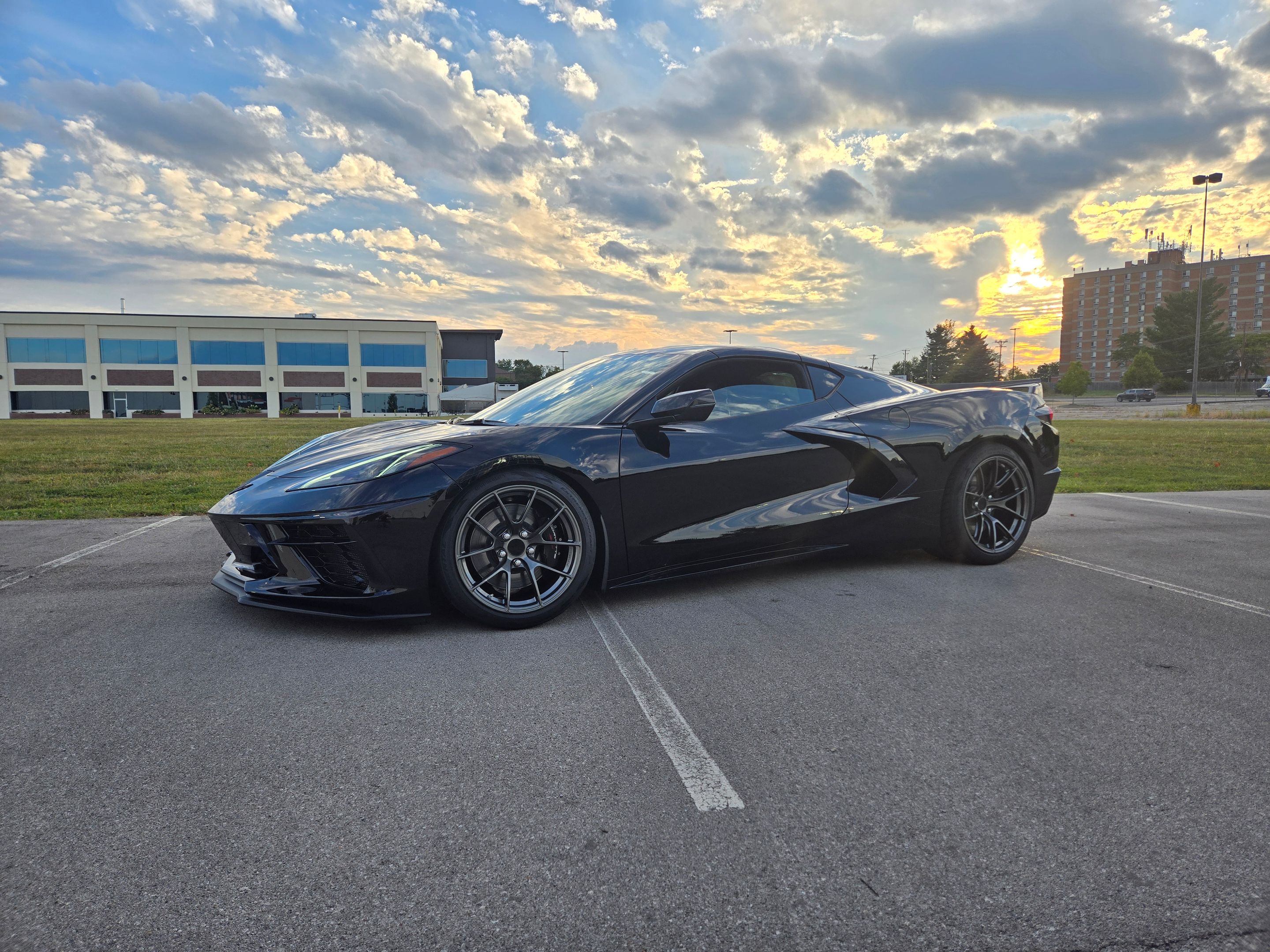 Black Chevrolet C8 Corvette Stingray/Z51 with 18"/19" VS-5RS Apex wheels in Anthracite