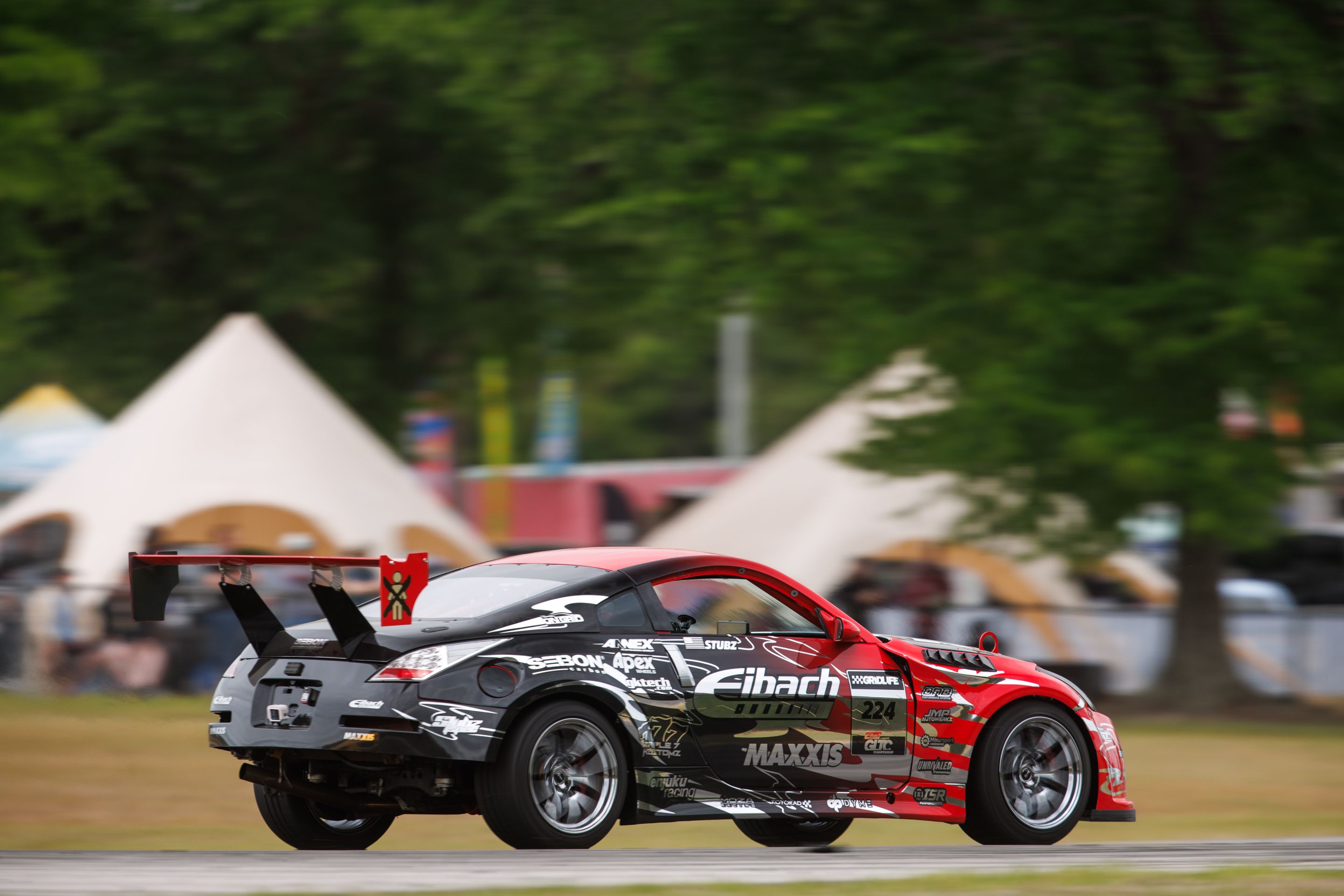 Race Livery Nissan 350Z with 18" VS-5RS Apex wheels in Custom Finish