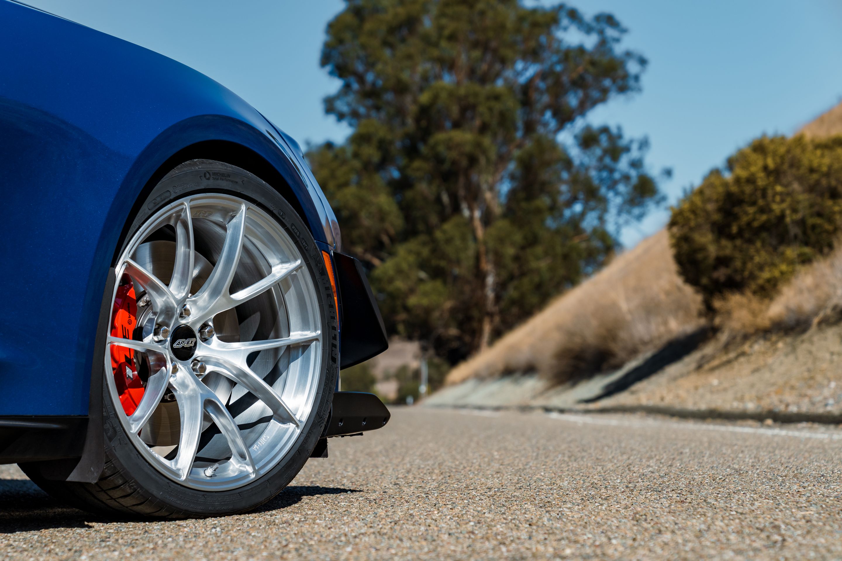 Blue Chevrolet 6th Gen Camaro ZL1 1LE with 20" VS-5RS Apex wheels in Brushed Clear
