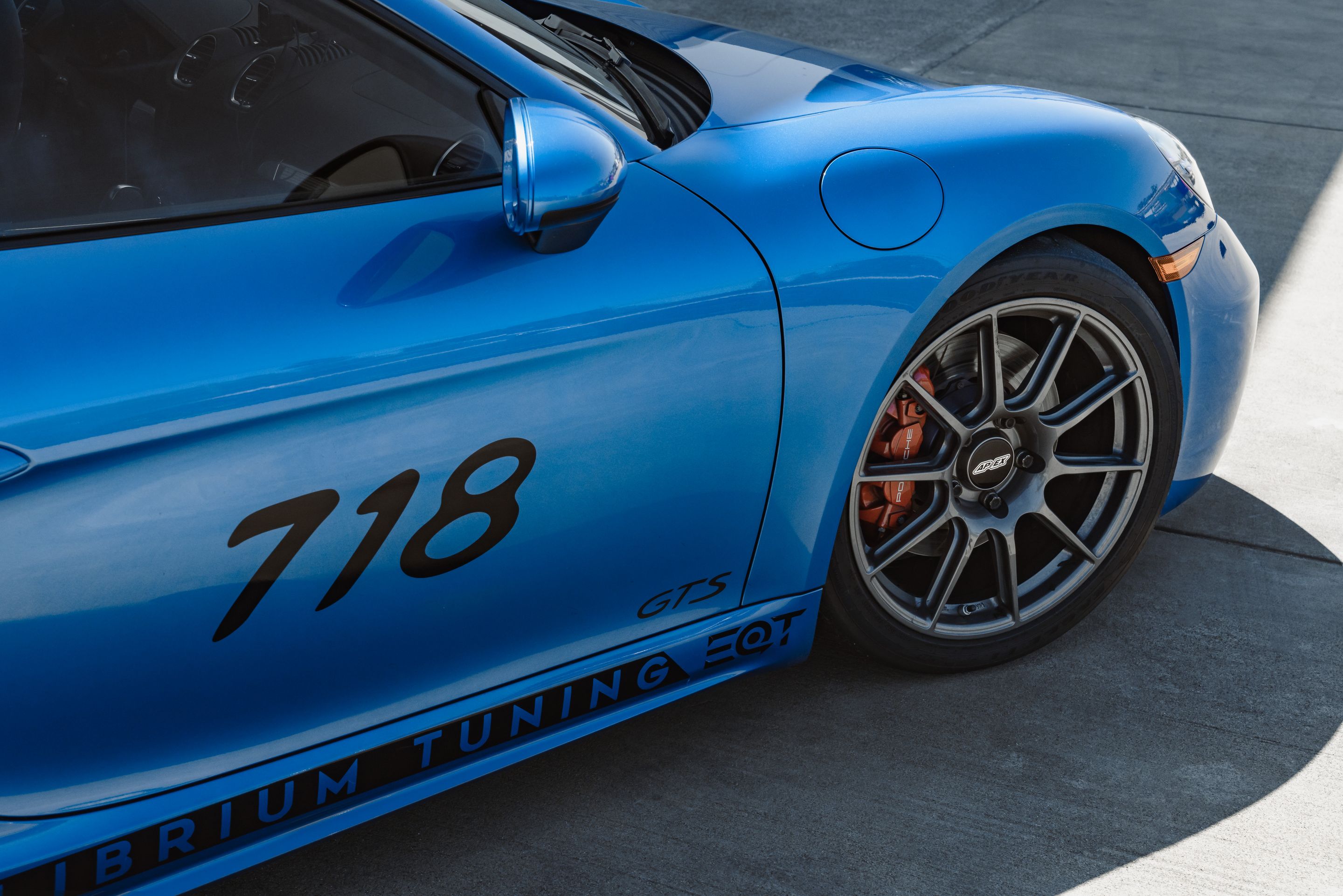 Blue Porsche 718 Cayman GTS 2.5L with 19" SM-10 Apex wheels in Anthracite
