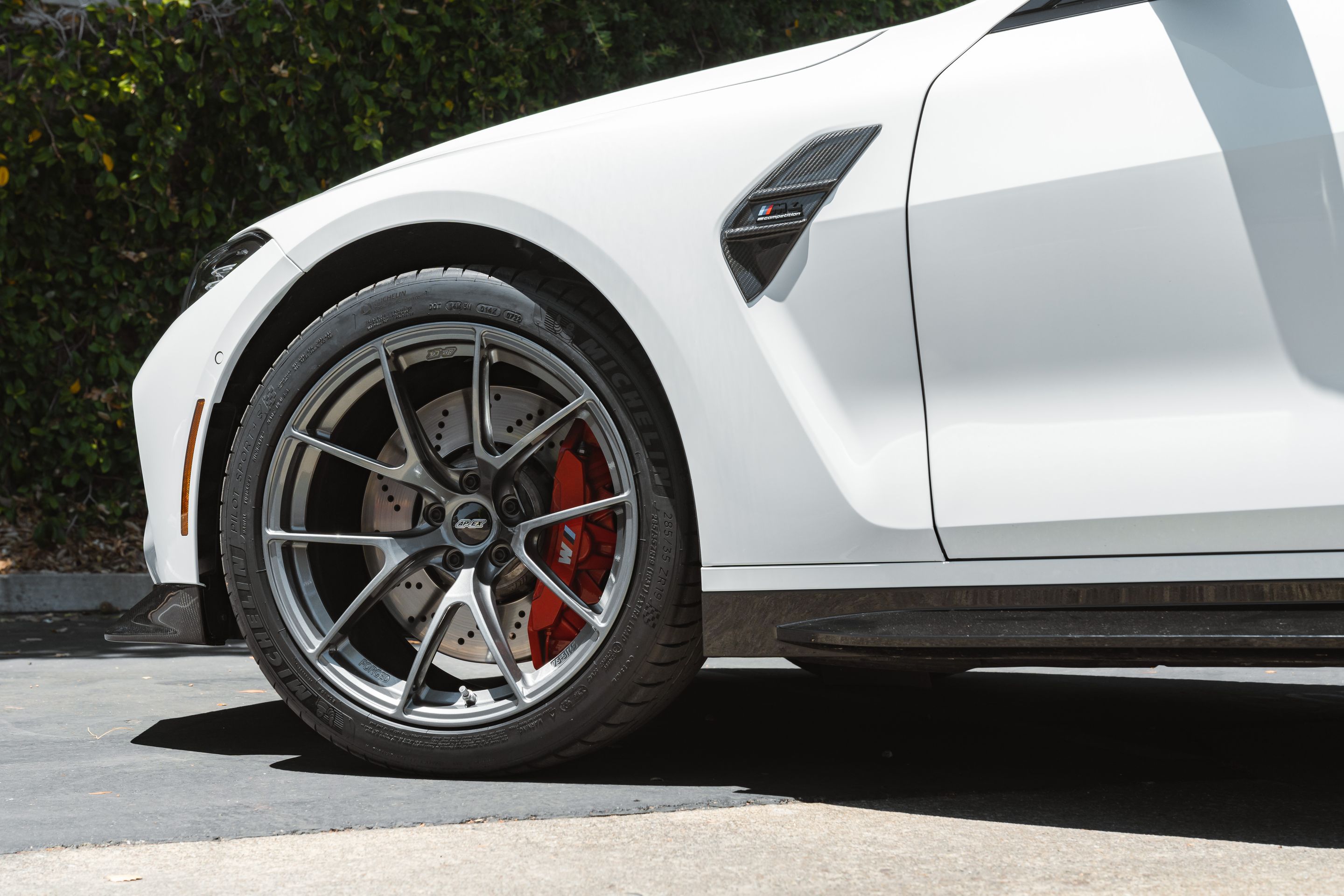 White BMW G82 Coupe M4 with 19" VS-5RS Apex wheels in Anthracite