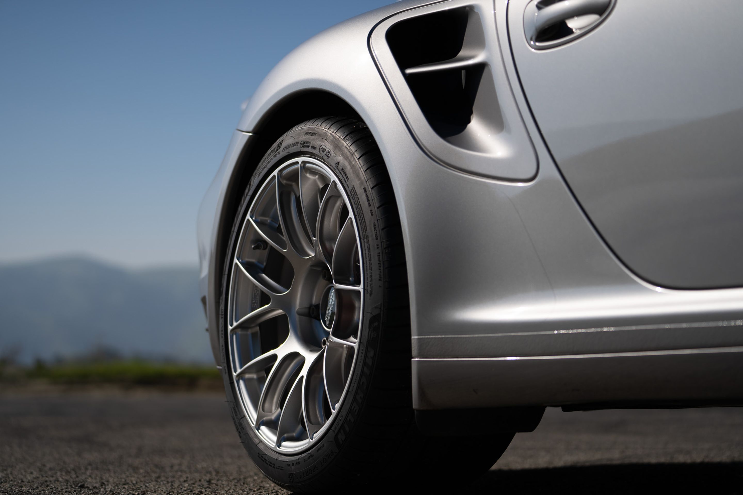 Silver Porsche 911 997 Turbo with 19" EC-7RS Apex wheels in Race Silver