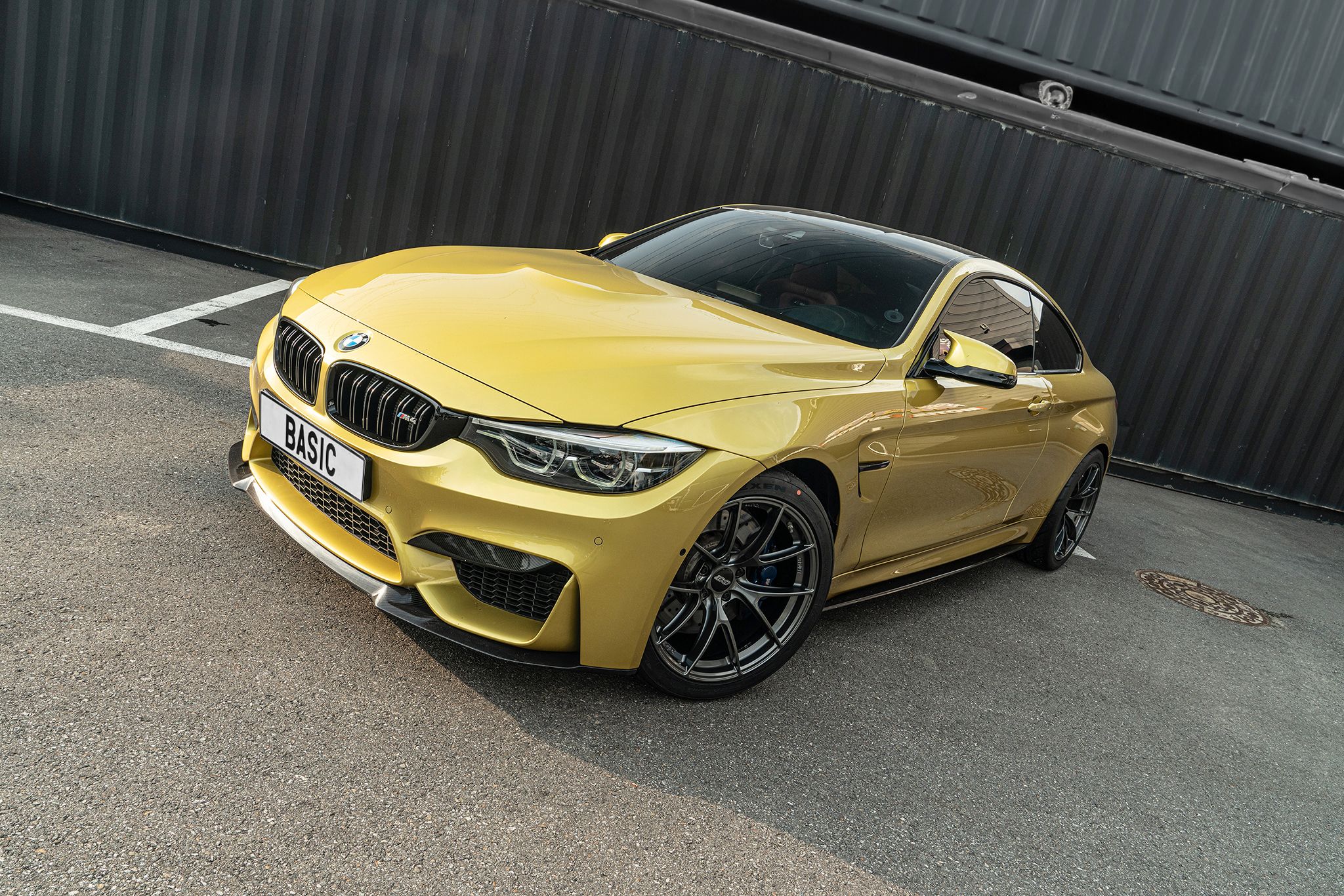 Yellow BMW F82 Coupe M4 with 19" VS-5RS Apex wheels in Anthracite