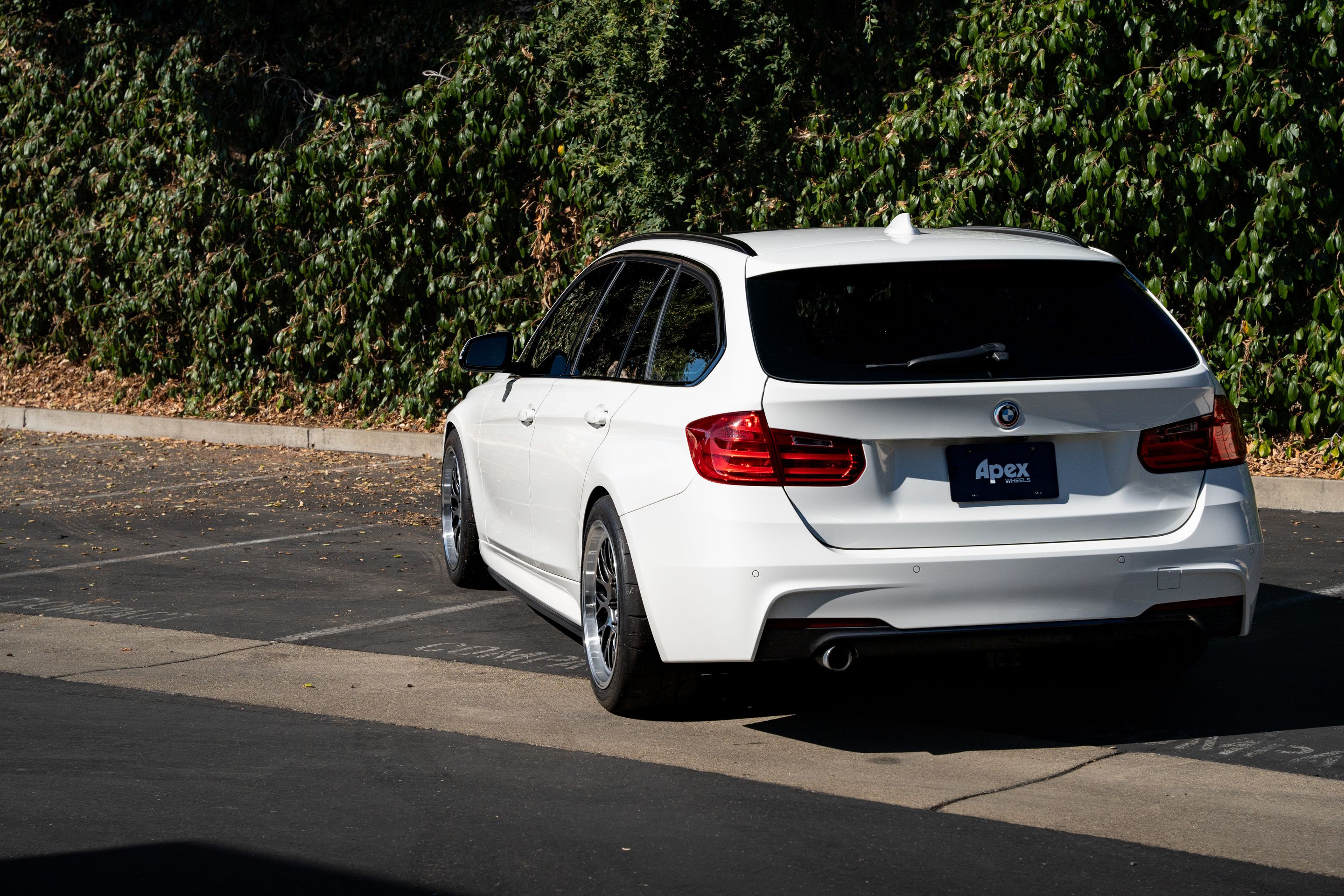 White BMW F31 Wagon 3 Series with 18" ML-10RT Apex wheels in Machined Lip Anthracite