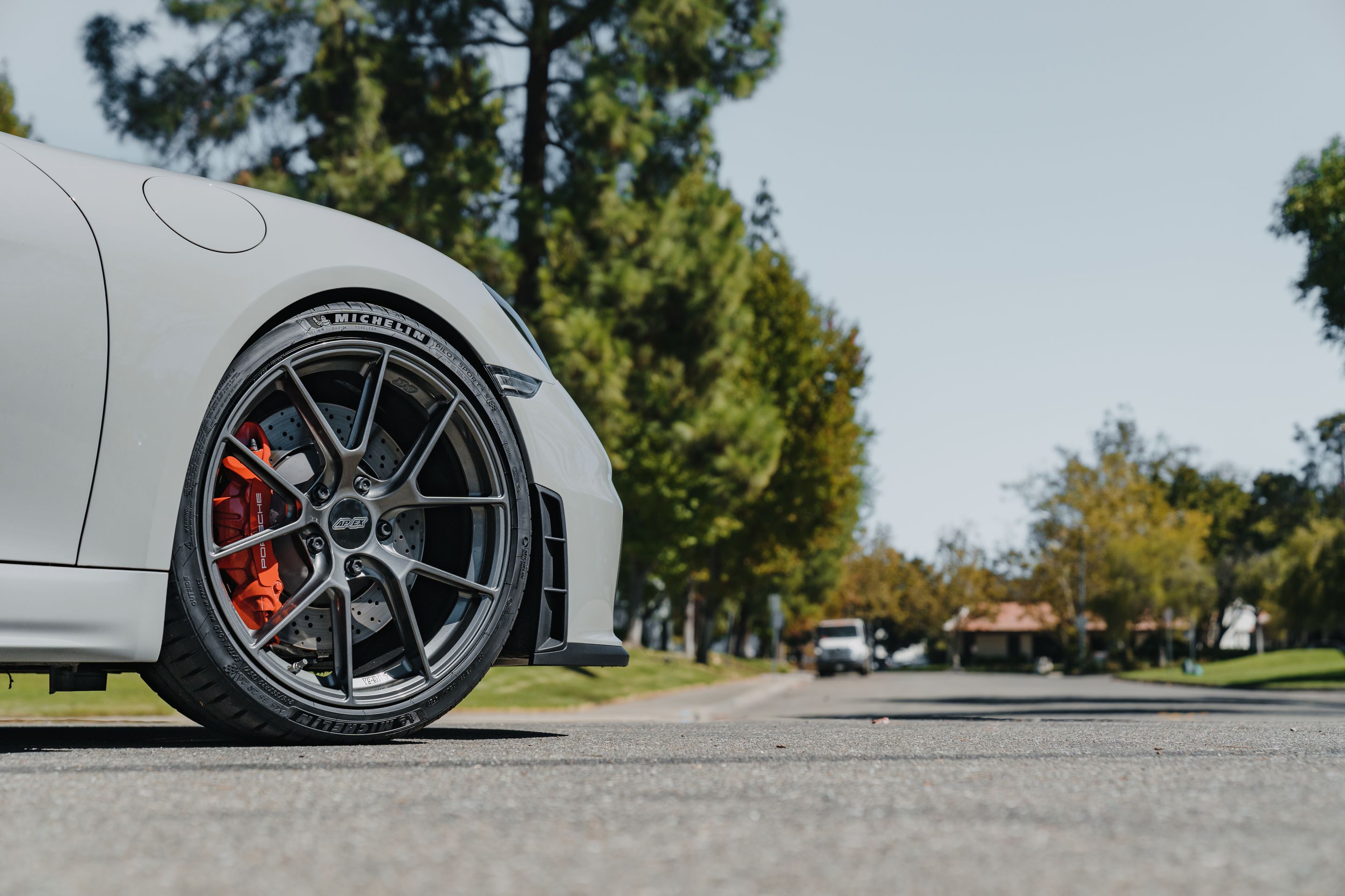 Grey Porsche 718 Cayman GT4 with 20" VS-5RS Apex wheels in Anthracite