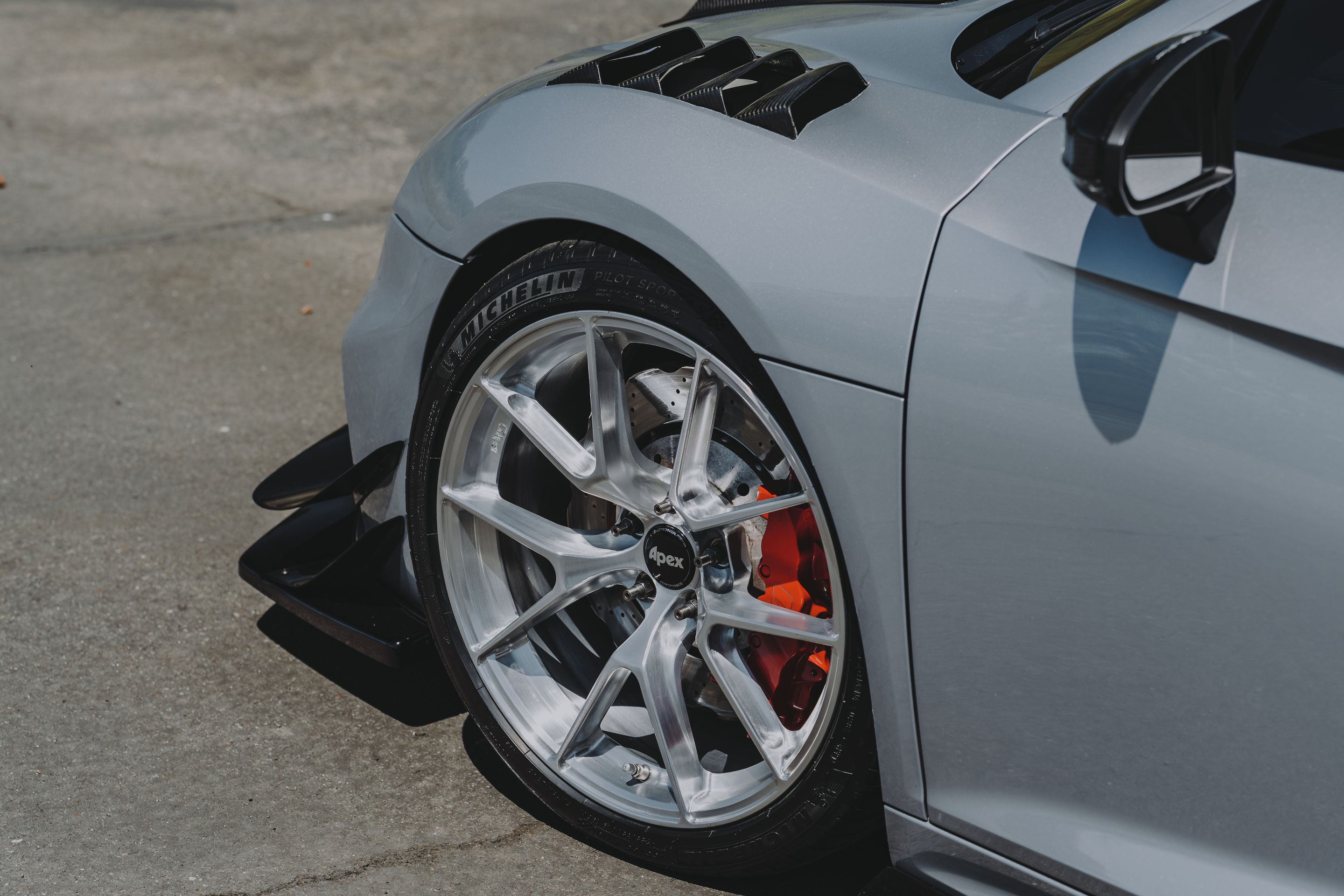 Silver Audi Gen 2 R8 with 19"/20" VS-5RS Apex wheels in Brushed Clear