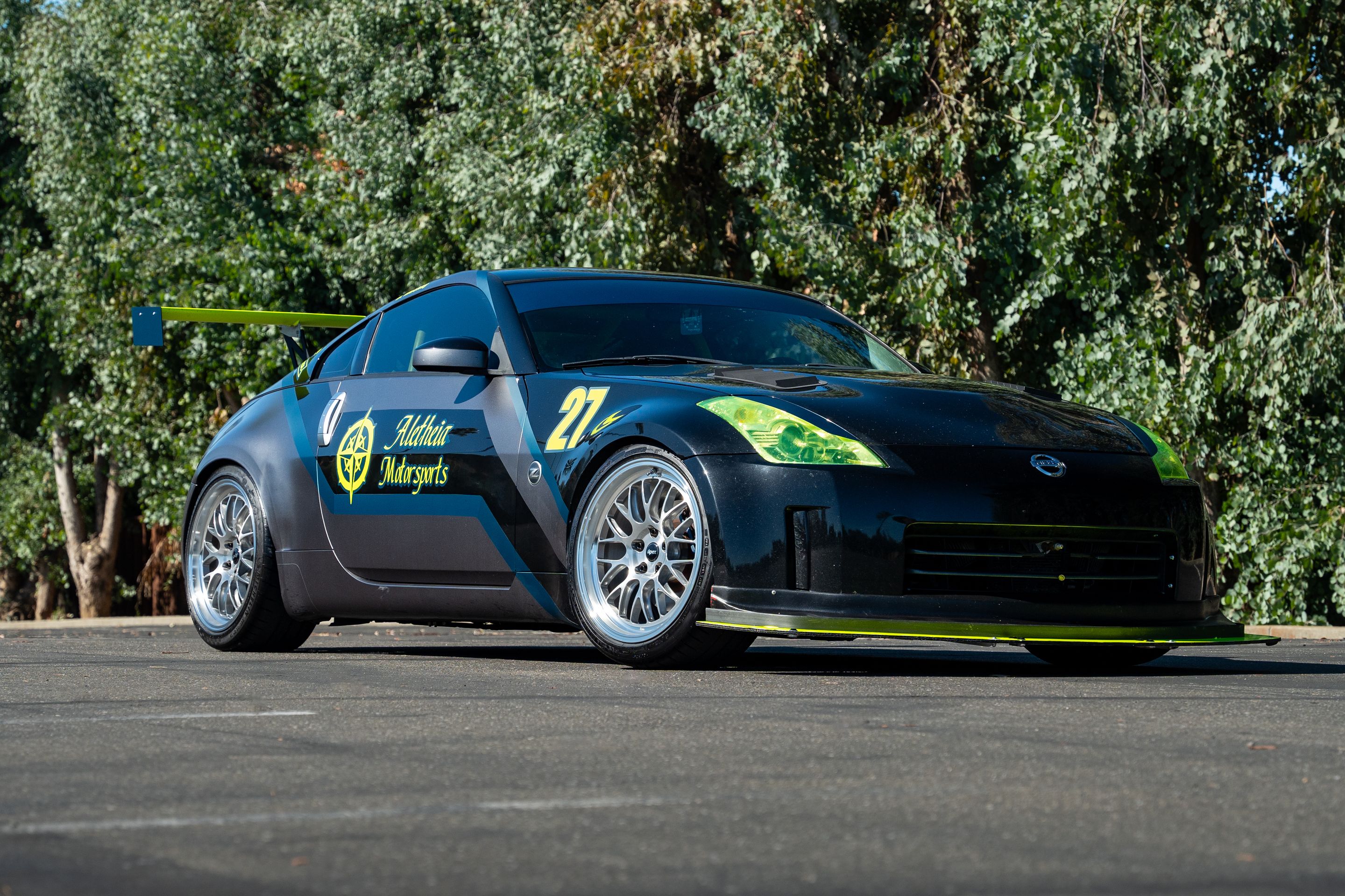 Grey Nissan 350Z with 19" ML-10RT Apex wheels in Machined Lip Brushed Clear
