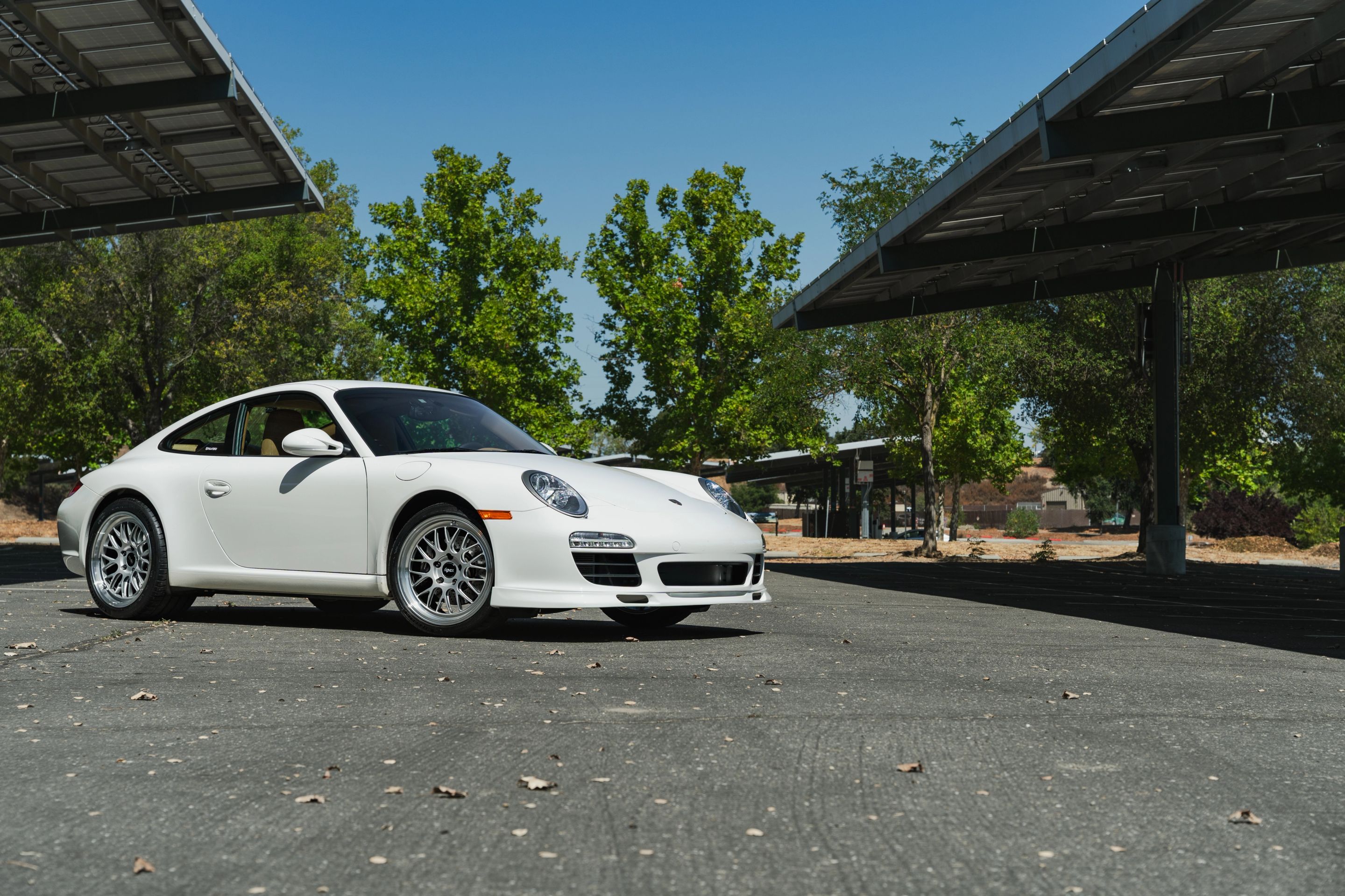 White Porsche 911 997 Carrera with 19" ML-10RT Apex wheels in Machined Lip Race Silver