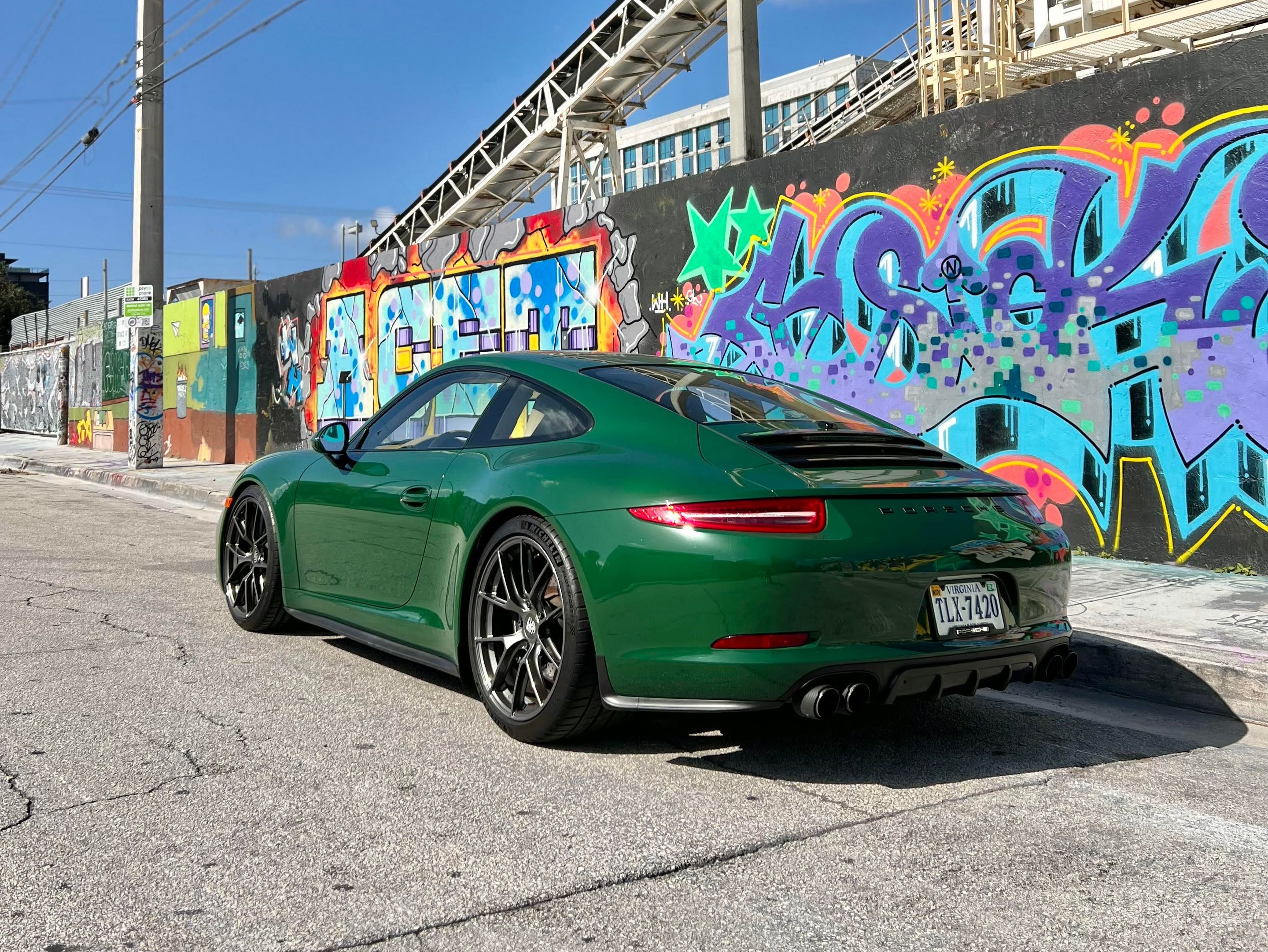Green Porsche 911 991.1 Carrera S with 20" VS-5RS Apex wheels in Anthracite