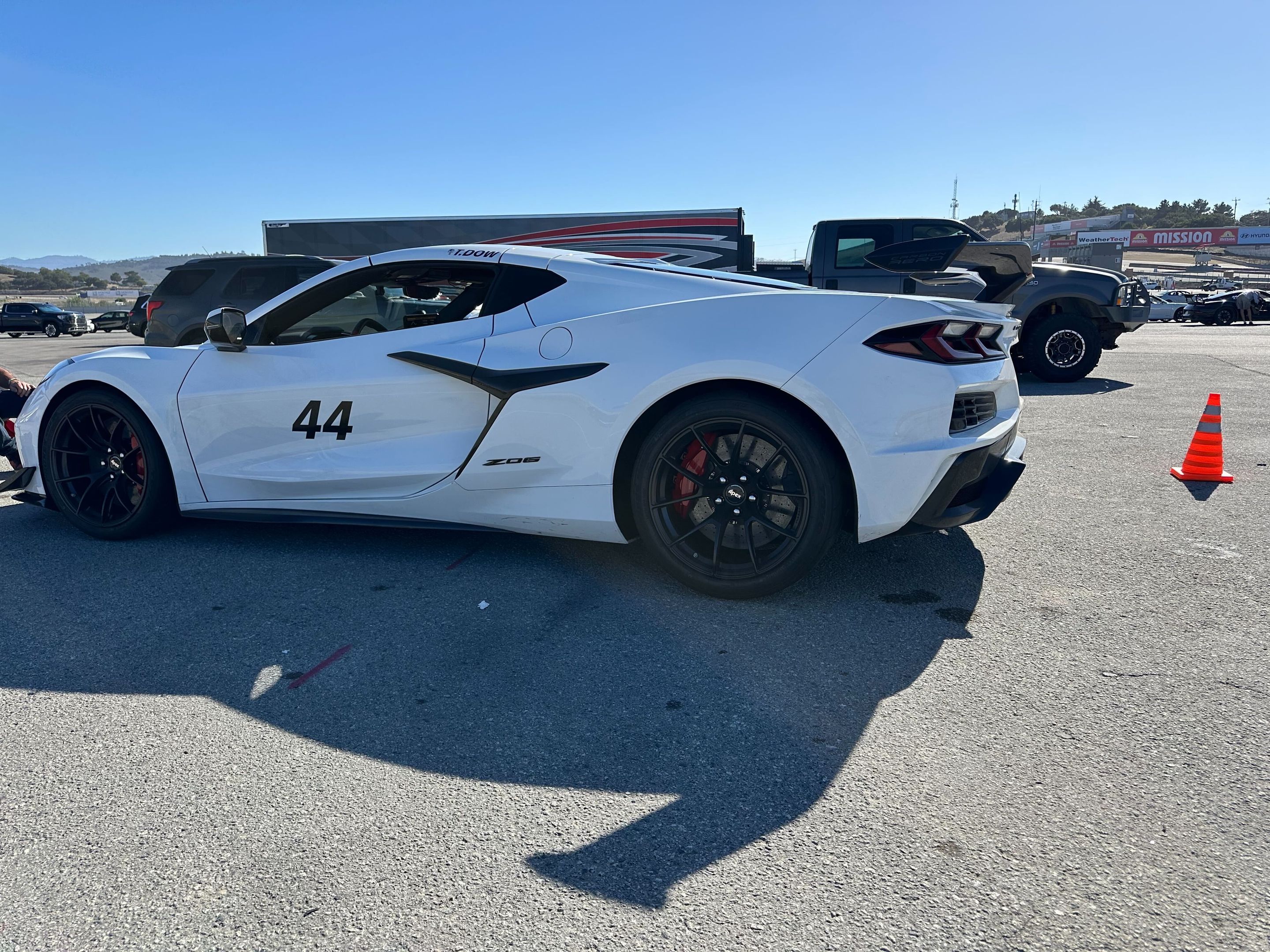 White Chevrolet C8 Corvette Z06 with 19" VS-5RS Apex wheels in Satin Black
