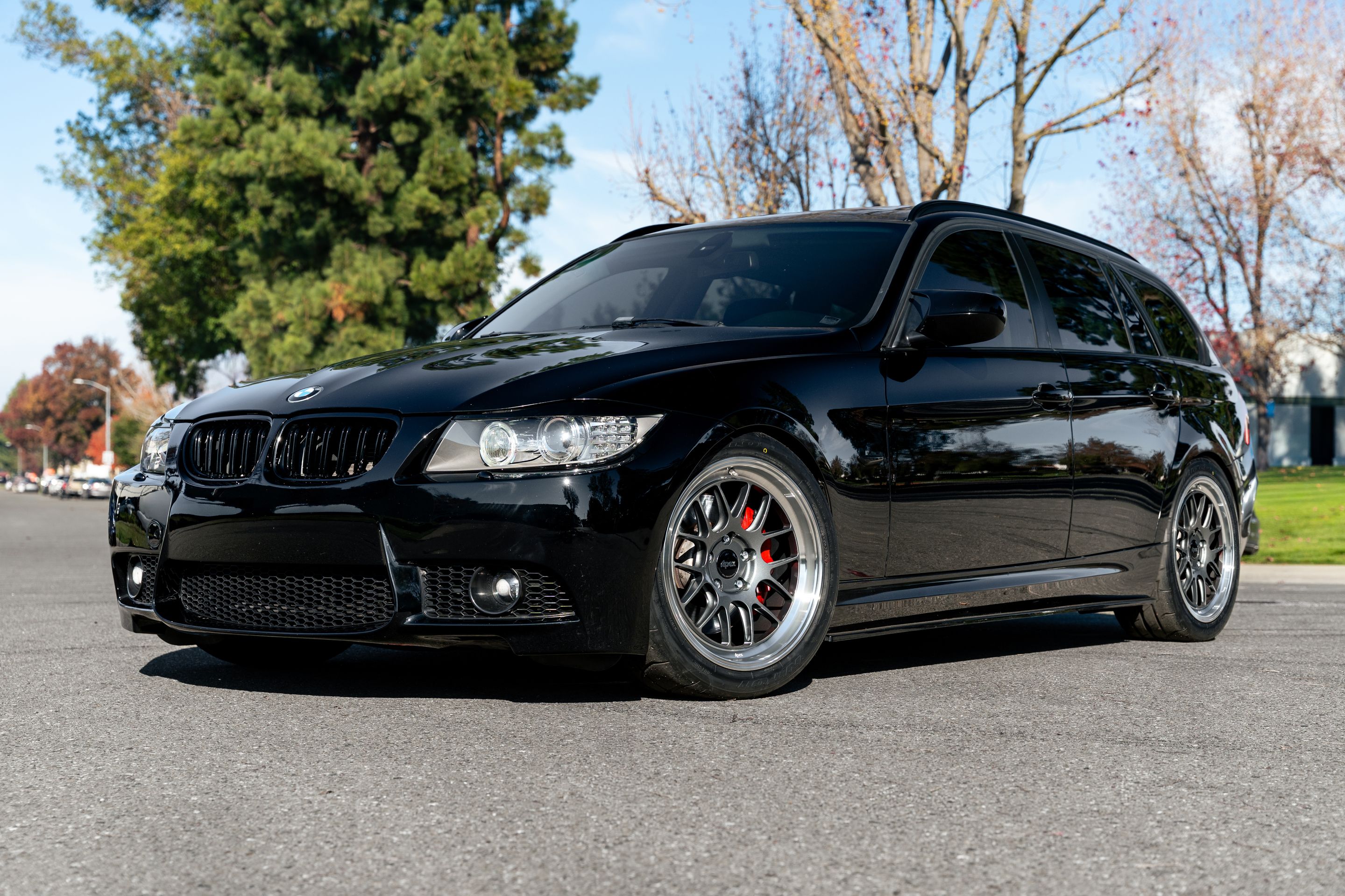 Black BMW E91 LCI Wagon 3 Series with 18" ML-7RT Apex wheels in Machined Lip Anthracite