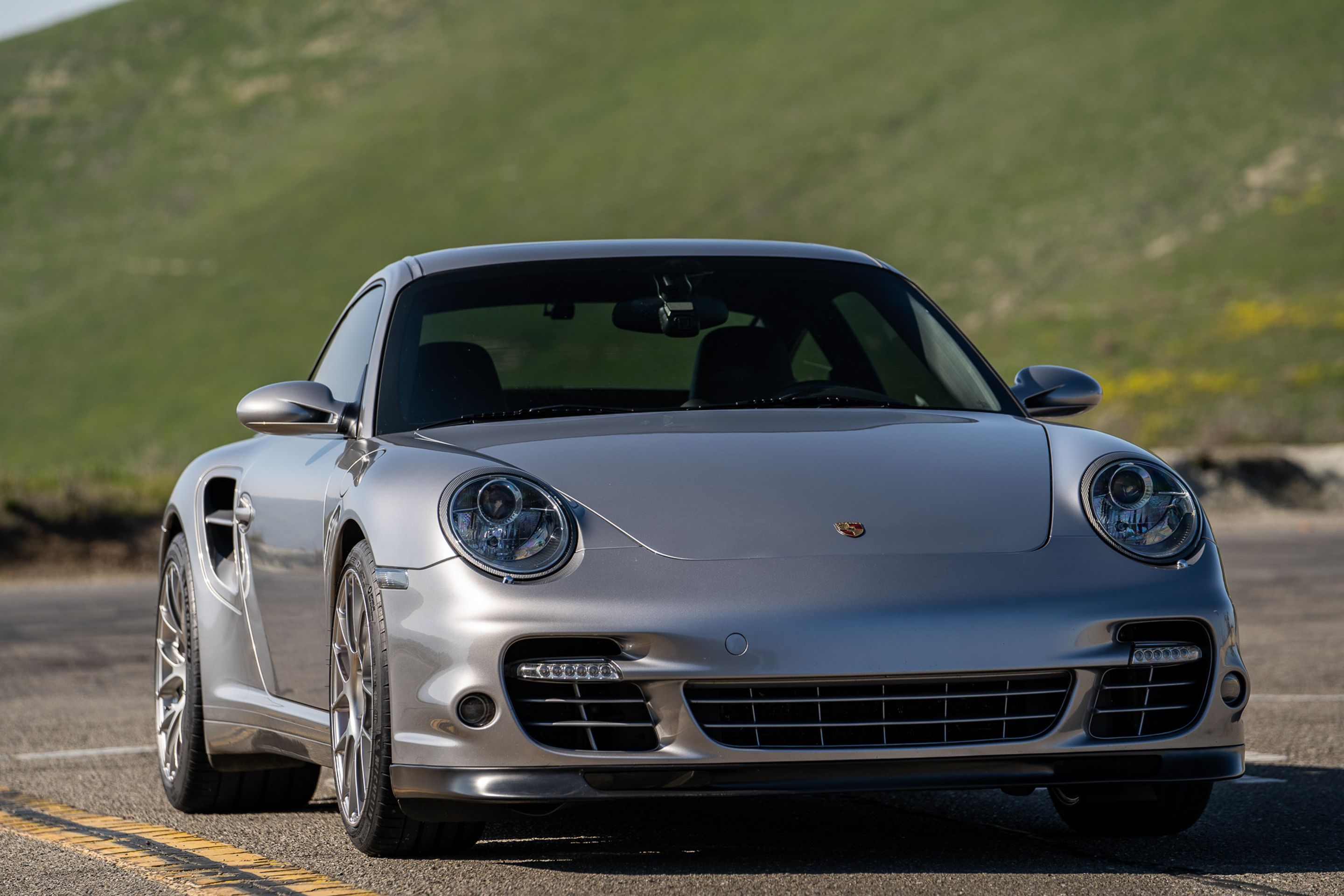 Silver Porsche 911 997 Turbo with 19" EC-7RS Apex wheels in Race Silver