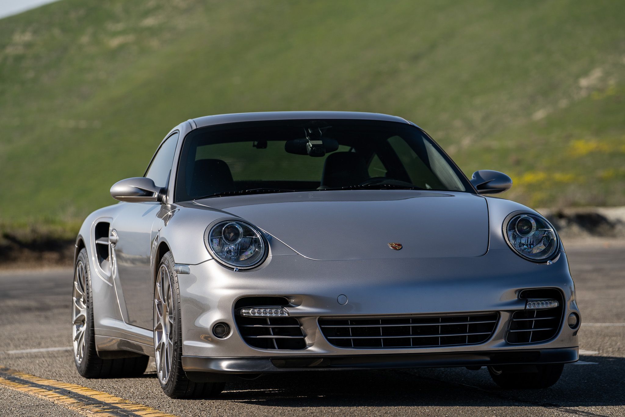 Silver Porsche 911 997 Turbo with 19" EC-7RS Apex wheels in Race Silver