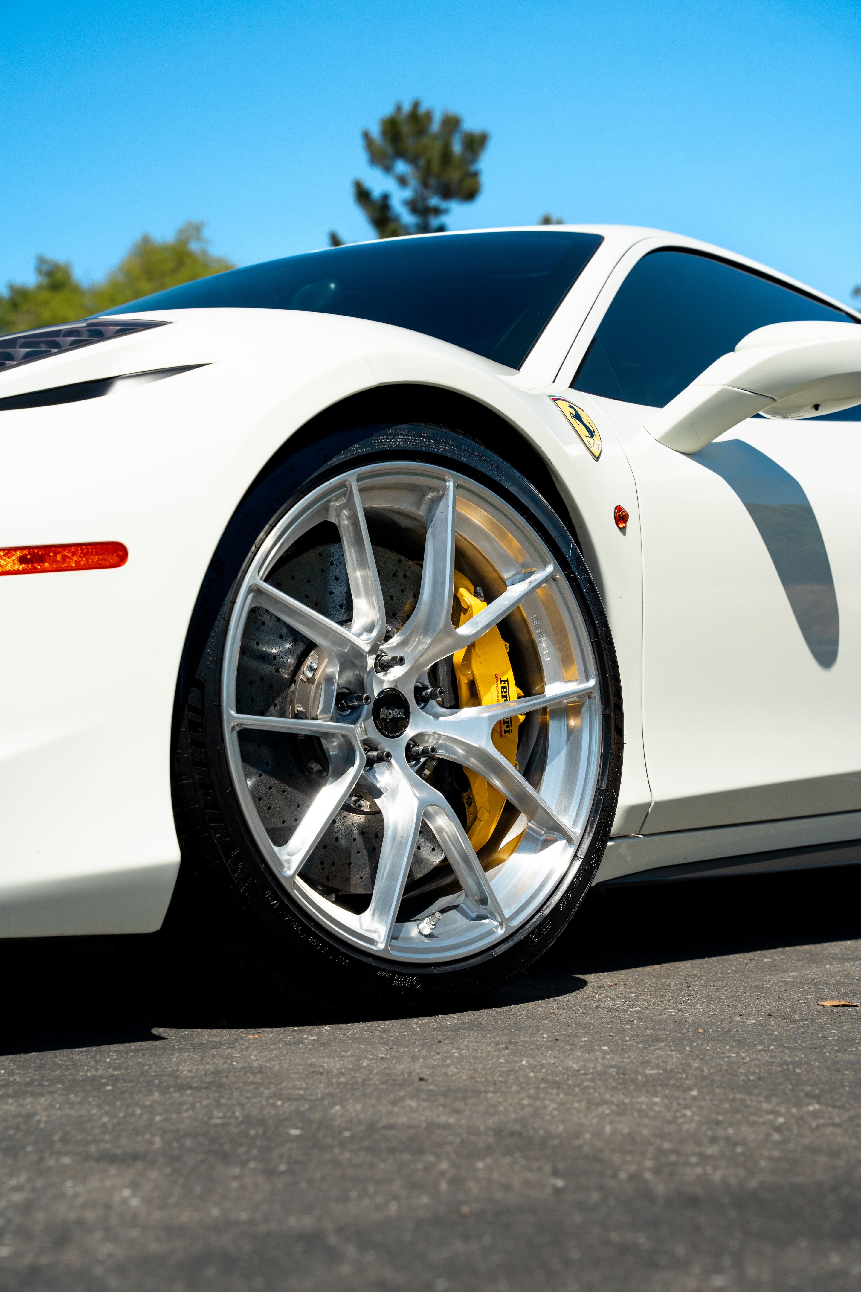 White Ferrari 458 Italia with 20" VS-5RS Apex wheels in Brushed Clear