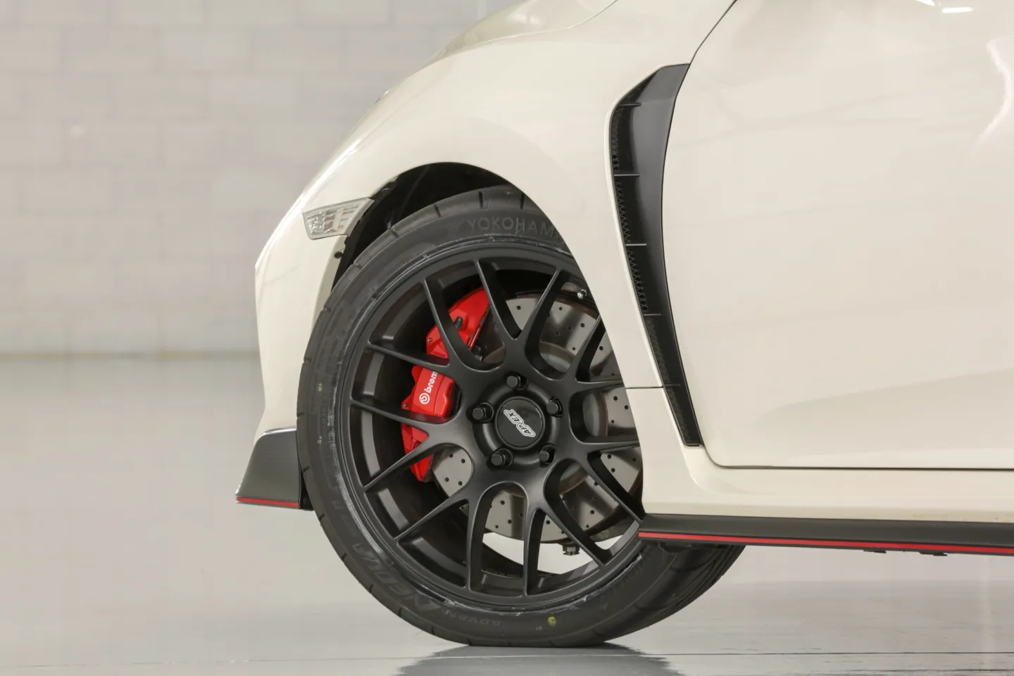 Honda FK8 Civic Type-R with 19