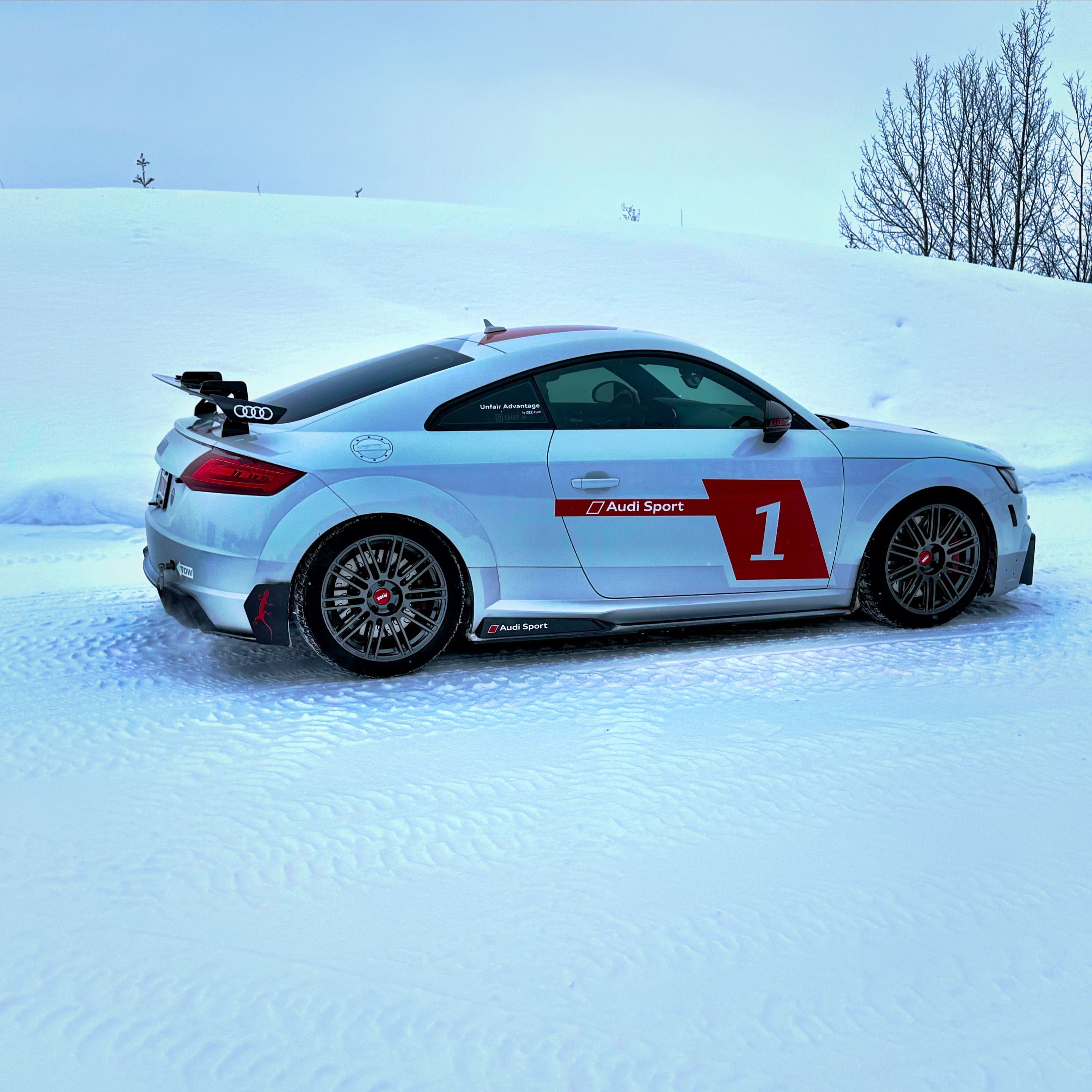 Race Livery Audi FV/8S TT RS with 18" TC-10RT Apex wheels in Anthracite