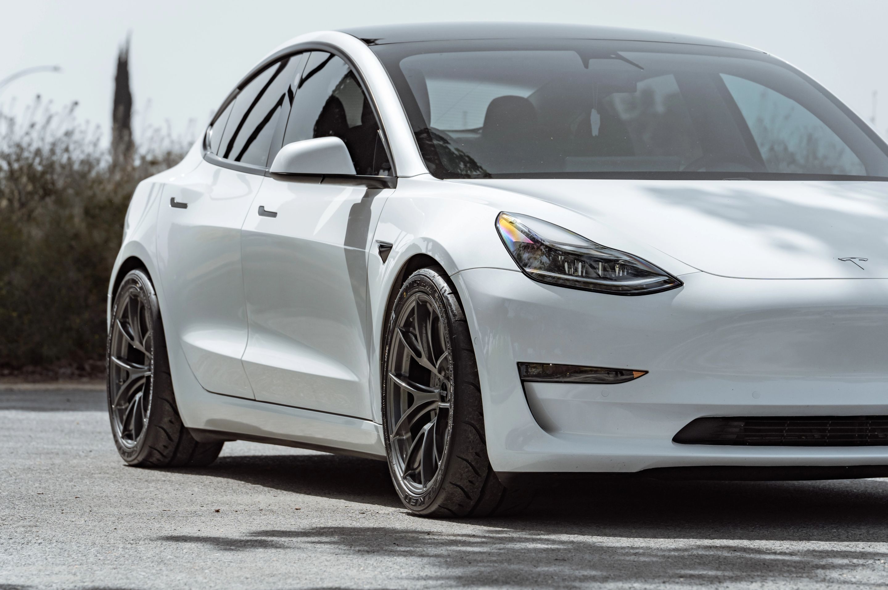 White Tesla Model 3 with 19" VS-5RS Apex wheels in Anthracite