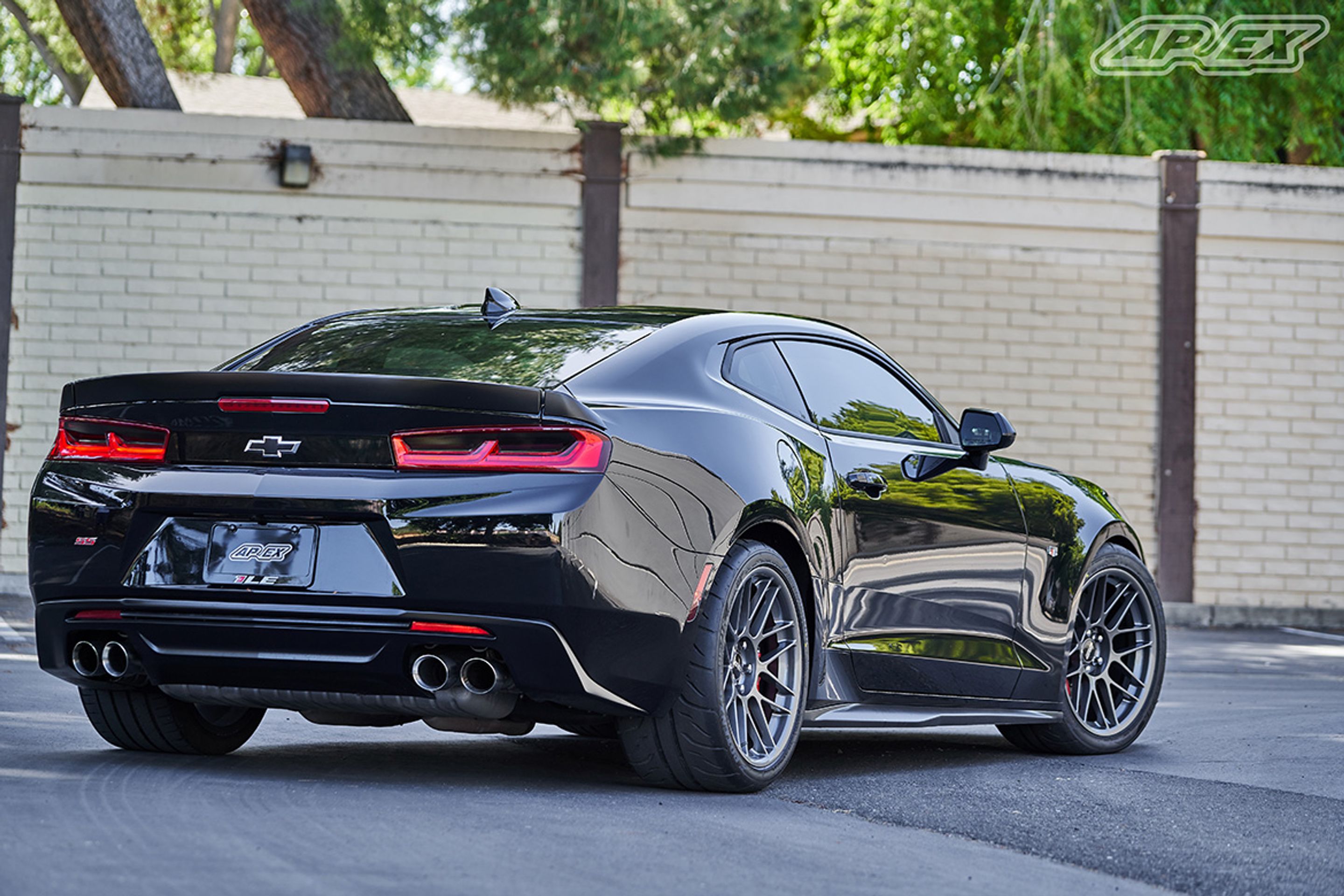 Black Chevrolet 6th Gen Camaro SS 1LE with 19" ARC-8 Apex wheels in Anthracite