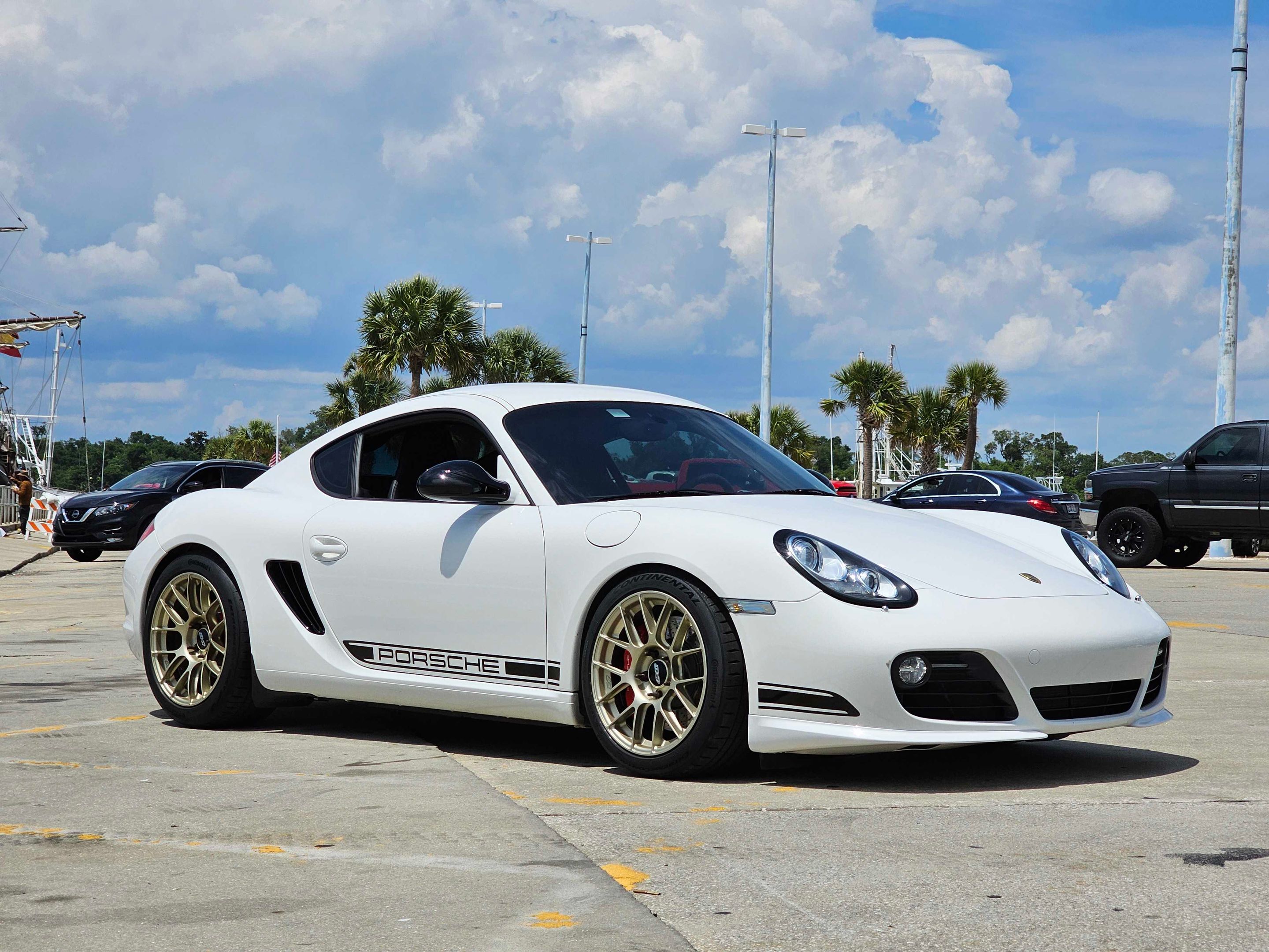 White Porsche 987 Cayman R with 18" EC-7RS Apex wheels in Motorsport Gold