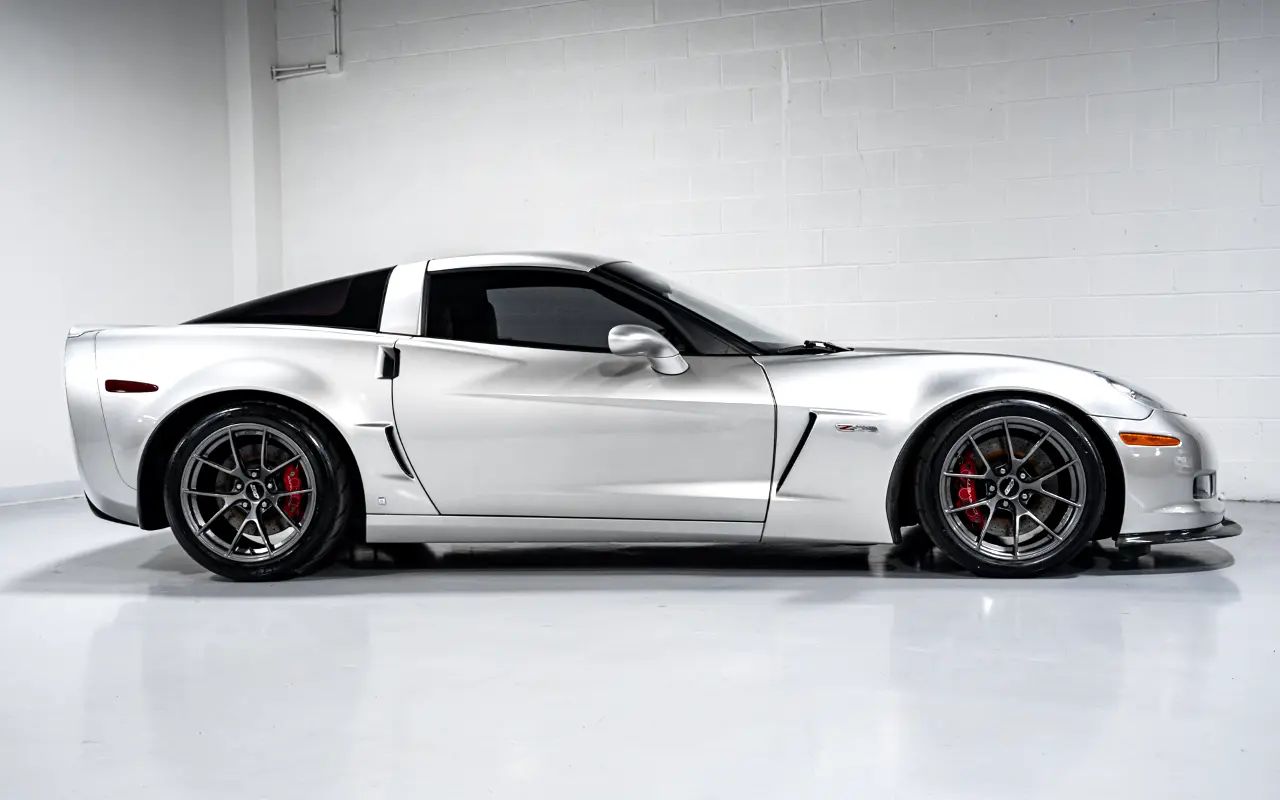 Silver Chevrolet C6 Corvette Z06 with 18"/19" VS-5RS Apex wheels in Anthracite