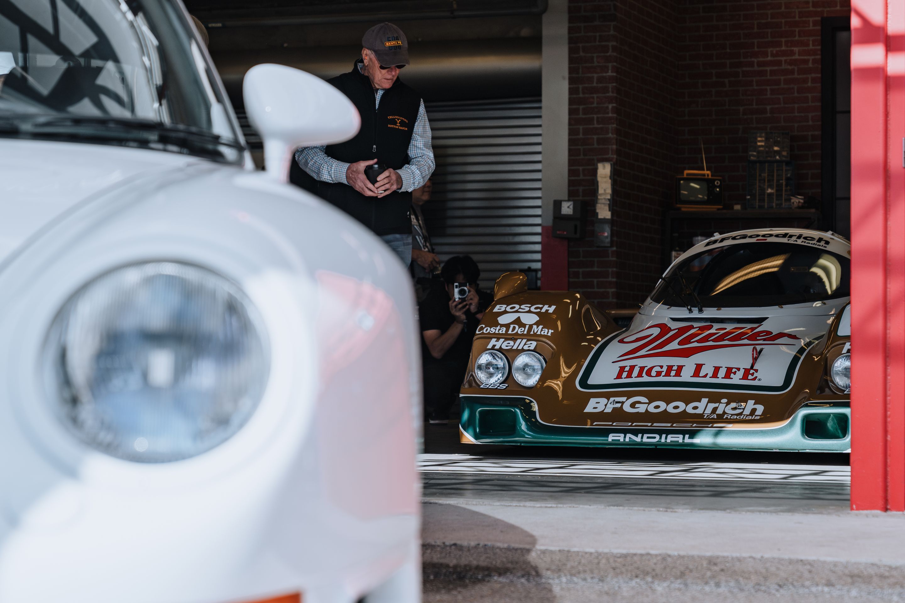 White Porsche 911 996 GT2 with 18" EC-7RS Apex wheels in Anthracite