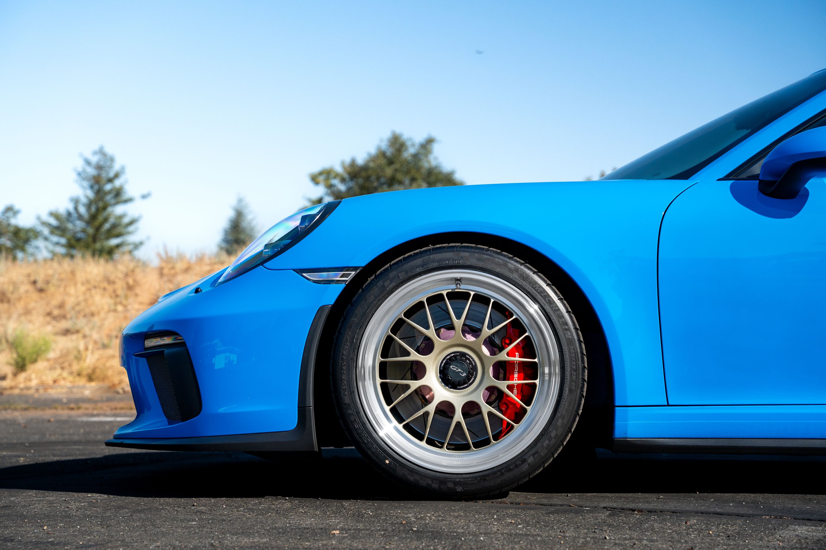 Blue Porsche 911 991.2 GT3 with 19" ML-10RT Apex wheels in Machined Lip Gloss Motorsport Gold