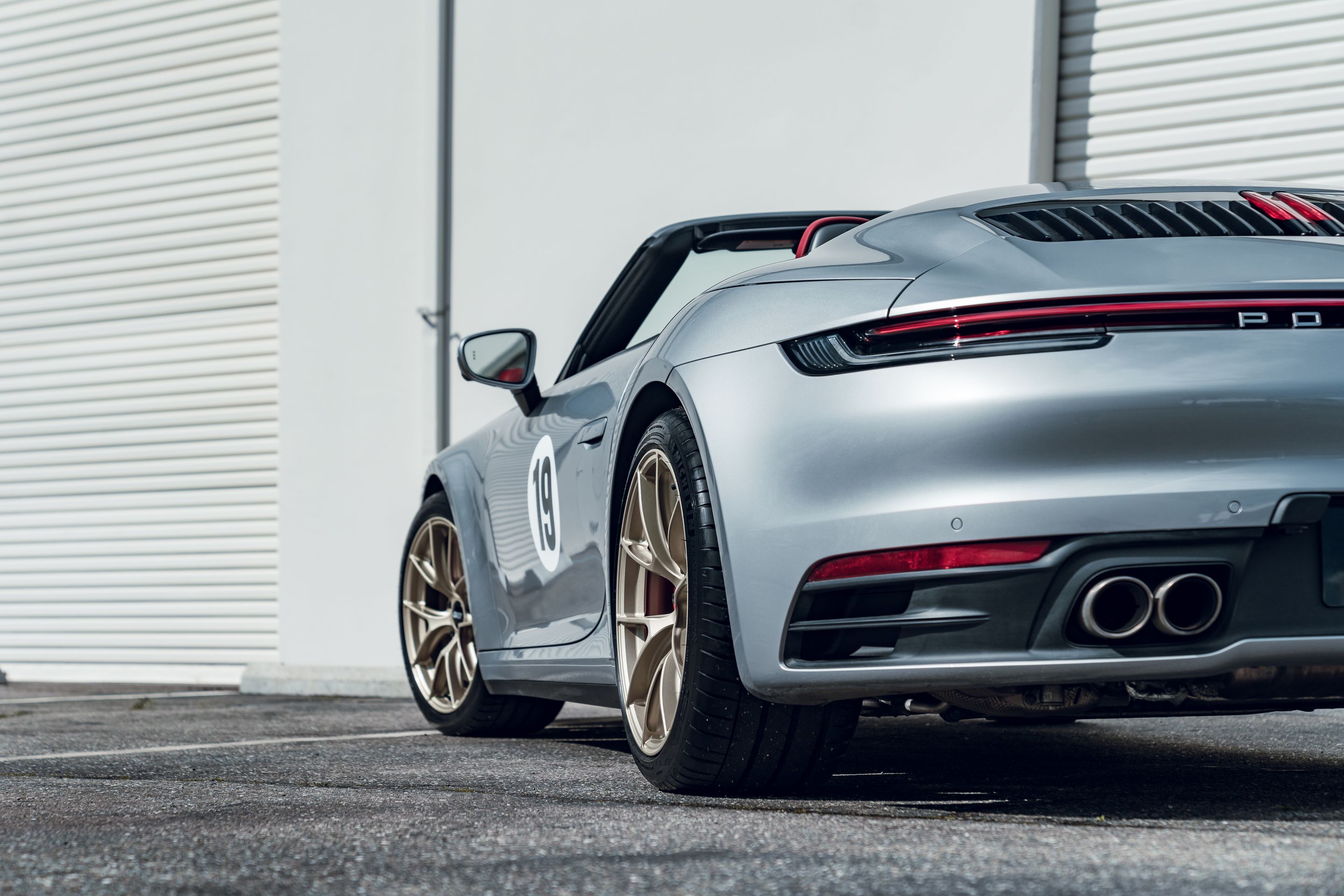 Silver Porsche 911 992.1 Carrera S with 19"/20" VS-5RS Apex wheels in Motorsport Gold