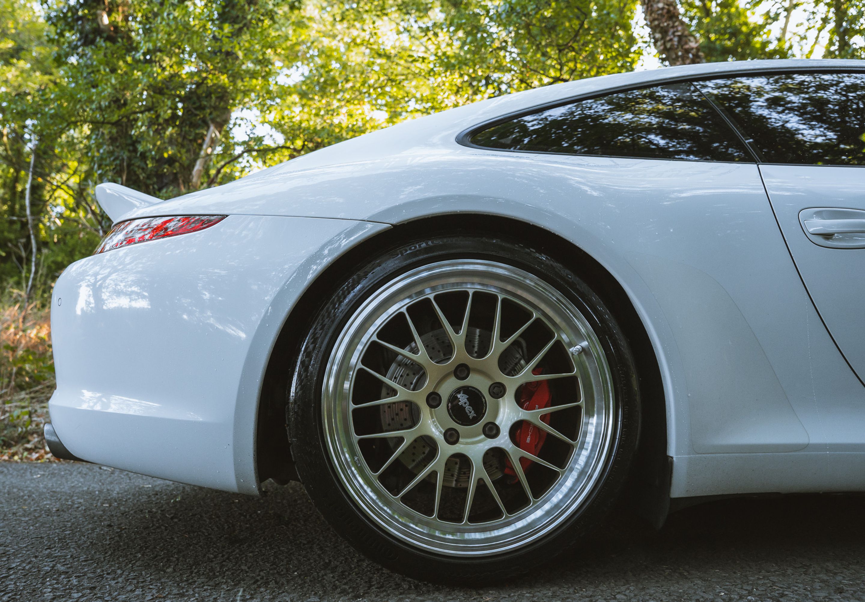 White Porsche 911 991.1 Carrera S with 20" ML-10RT Apex wheels in Machined Lip Gloss Motorsport Gold