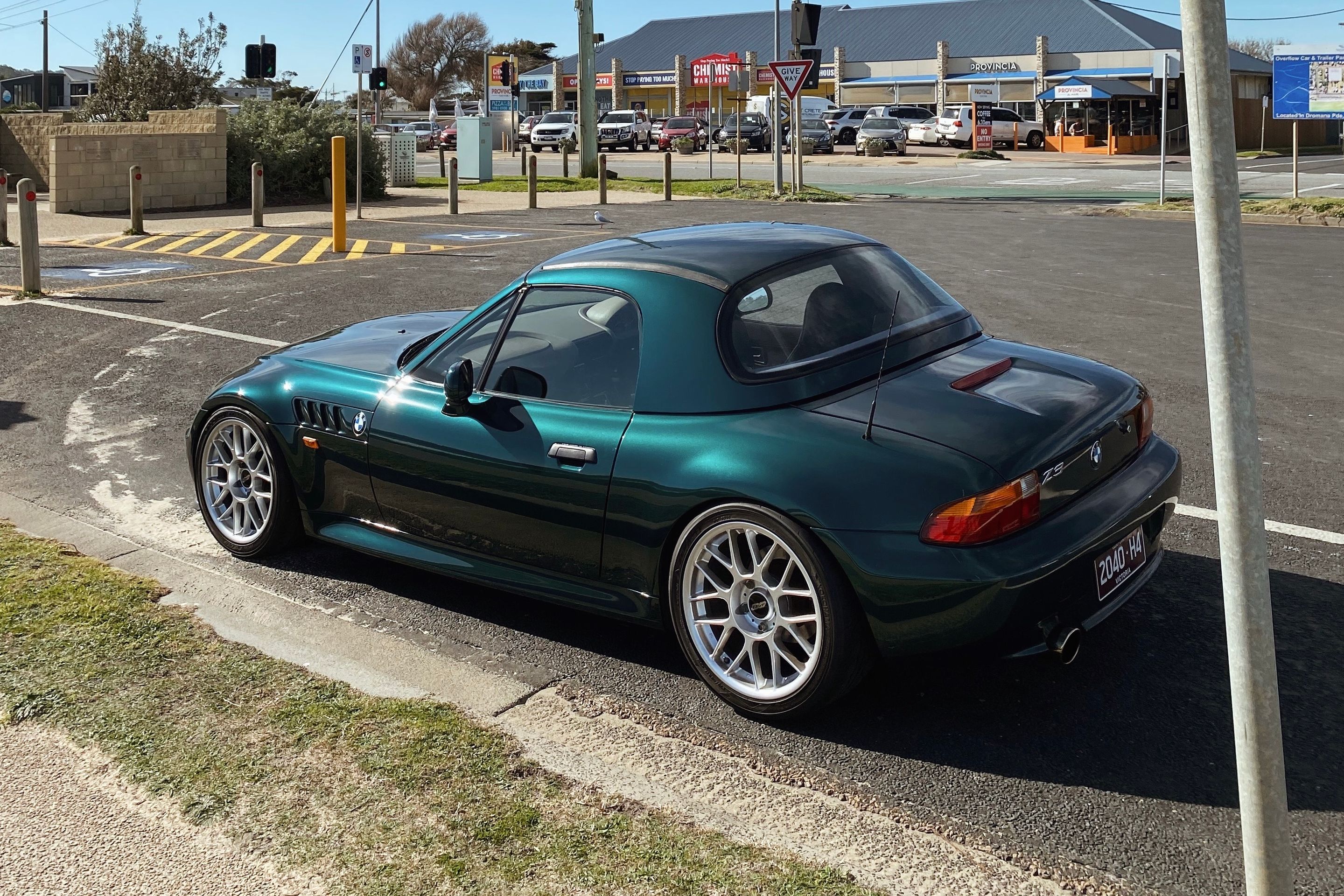 Green BMW E36/7 Roadster Z3 with 17" ARC-8 Apex wheels in Hyper Silver