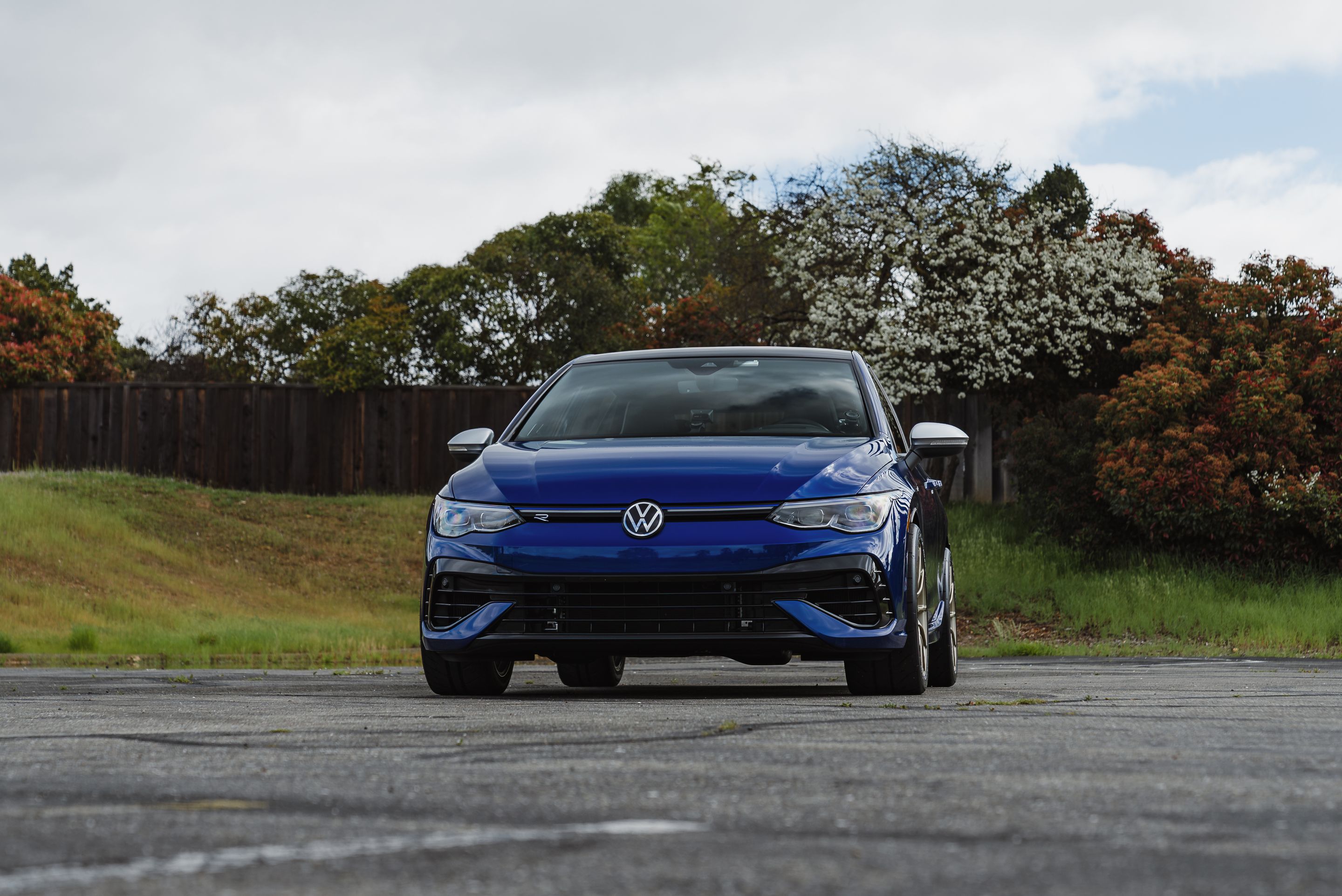 Blue VW MK8 Golf R with 18" SM-10RS Apex wheels in Motorsport Gold