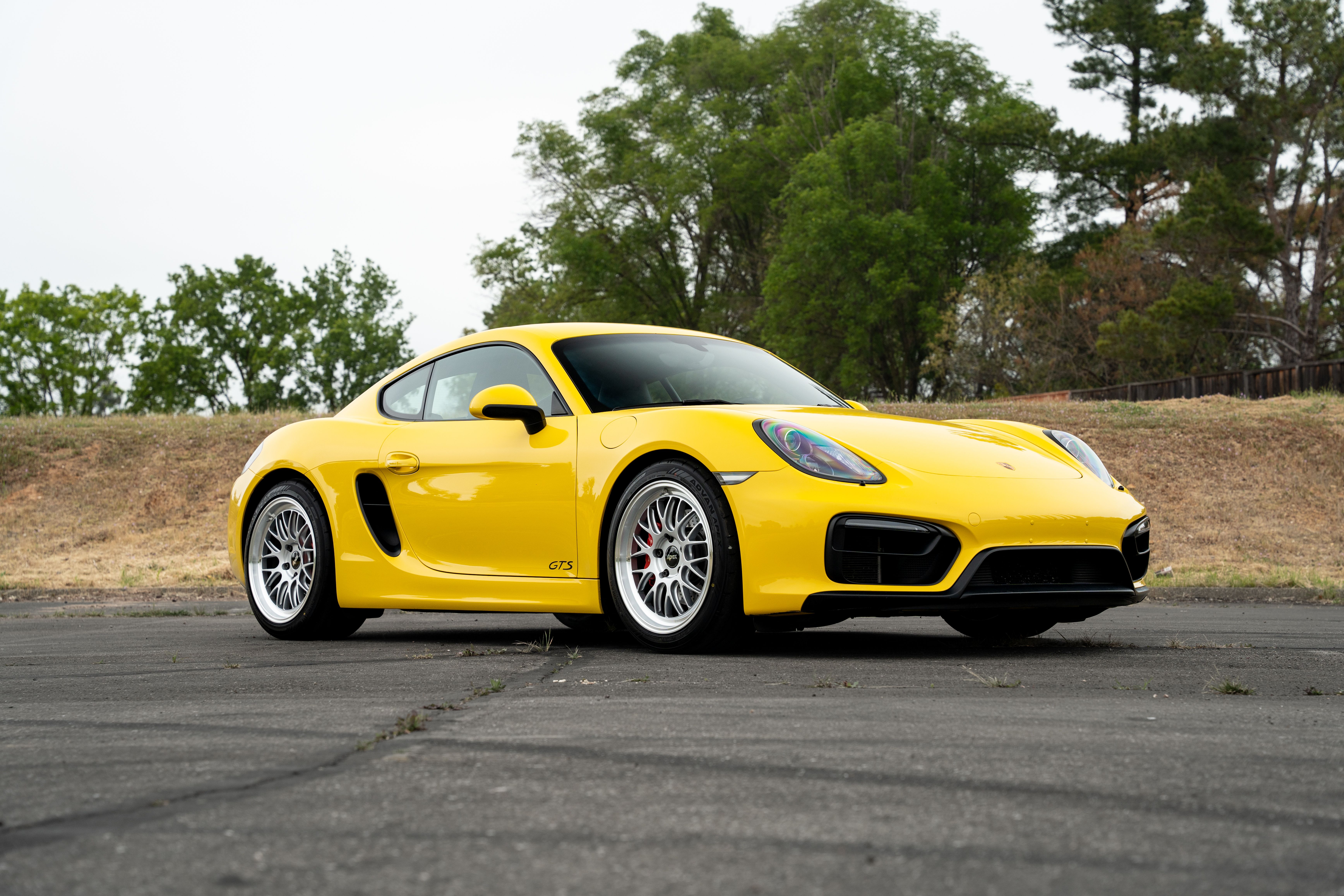 Yellow Porsche Cayman - ML-10RT in Machined Lip Race Silver