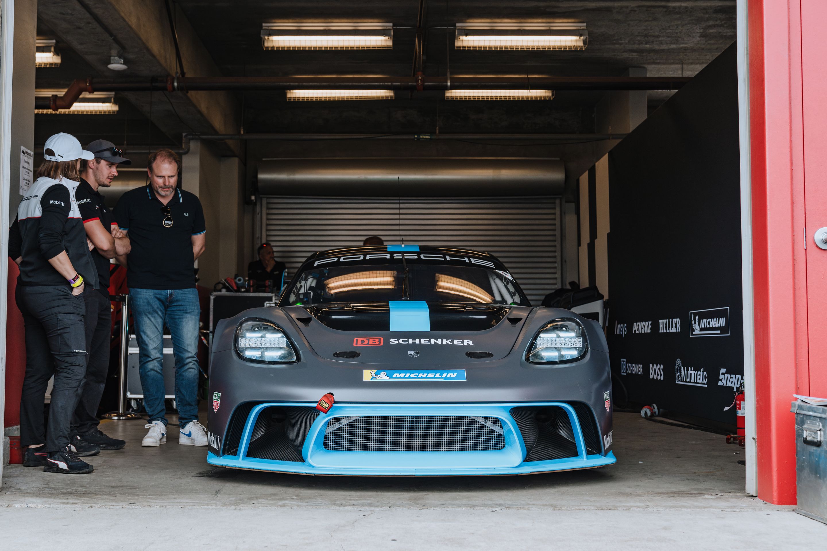 White Porsche 911 996 GT2 with 18" EC-7RS Apex wheels in Anthracite
