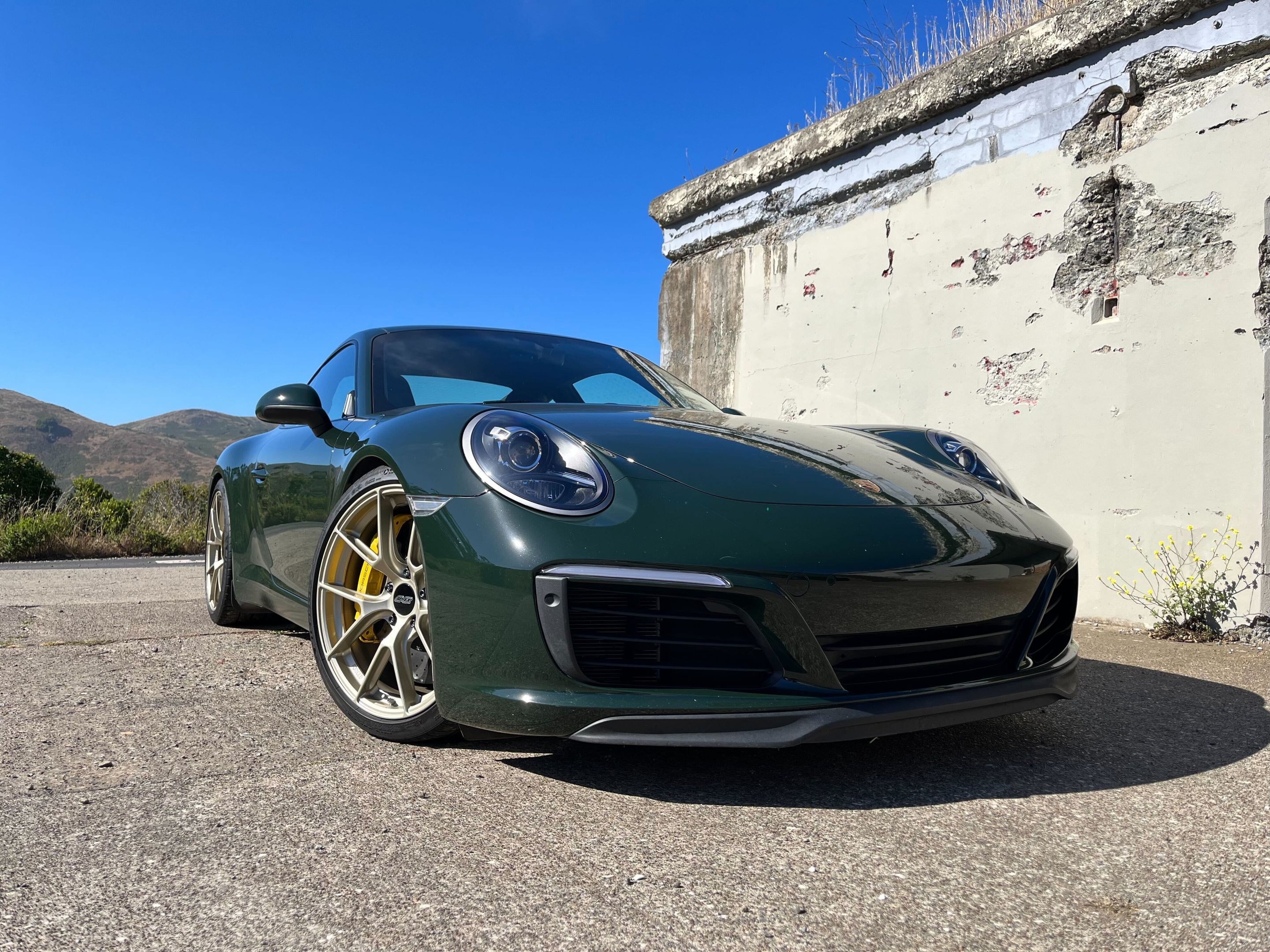Green Porsche 911 991.2 Carrera T with 20" VS-5RS Apex wheels in Motorsport Gold