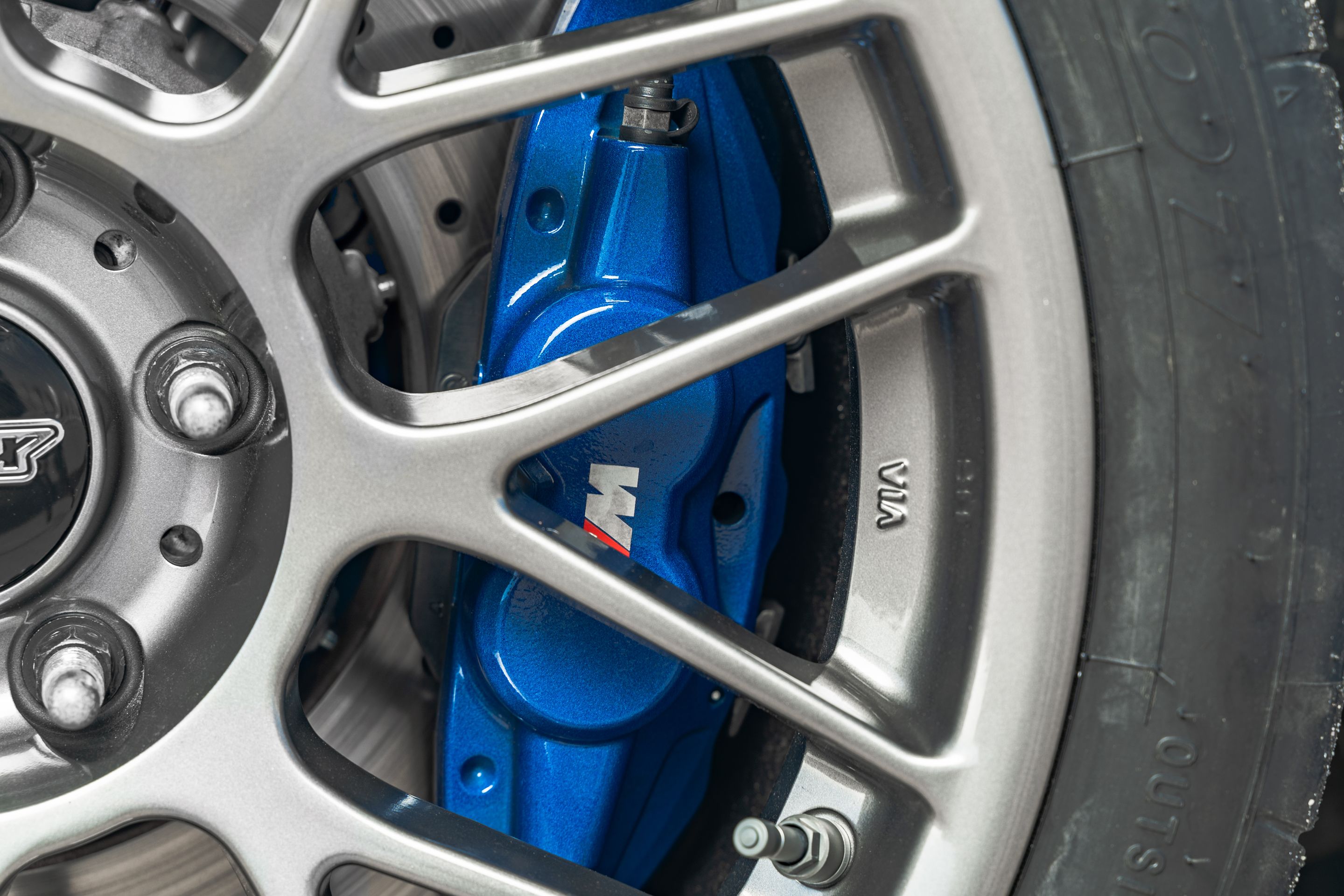 Blue BMW F82 Coupe M4 with 18" ARC-8 Apex wheels in Anthracite