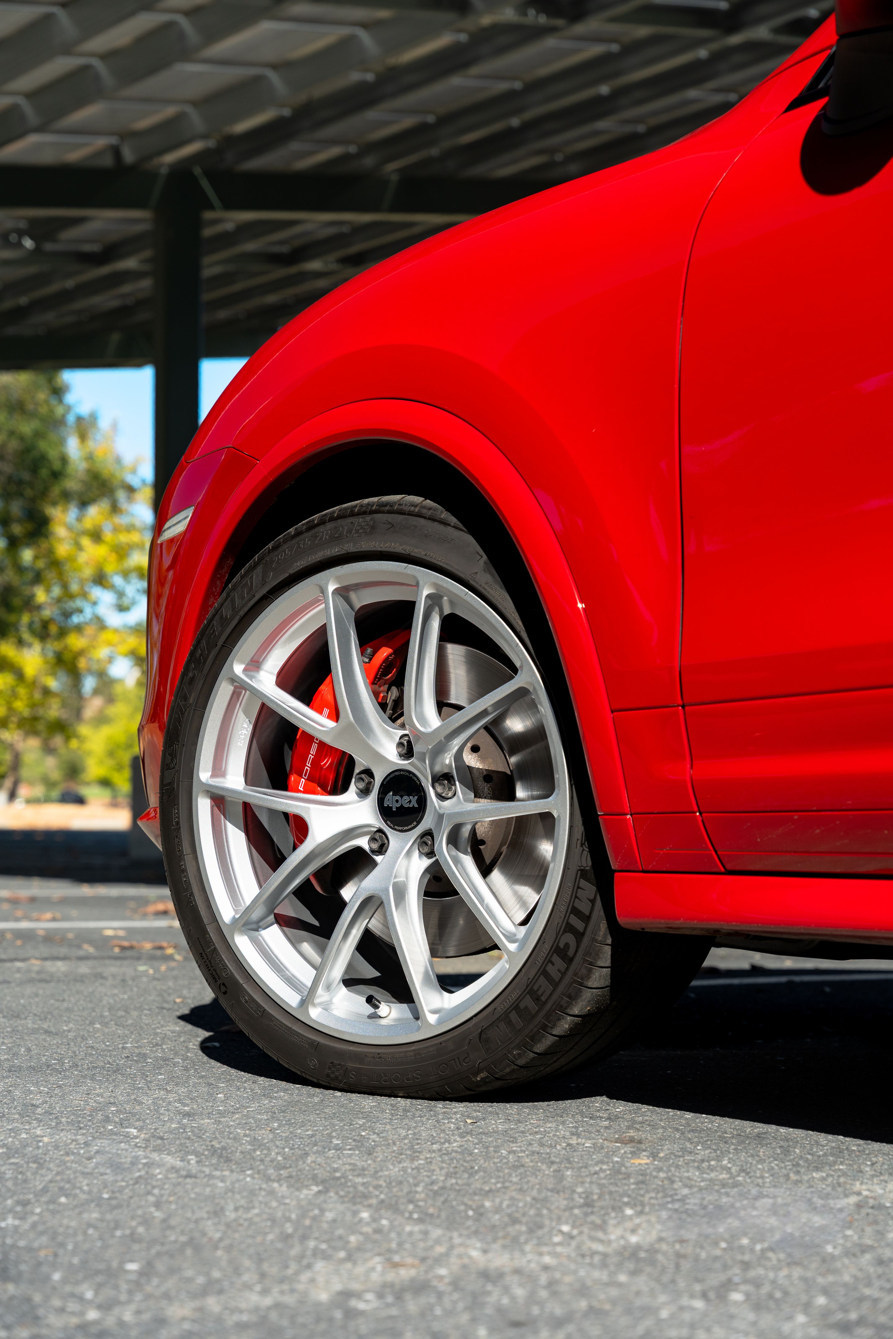 Red Porsche 958 Cayenne with 21" VS-5RX Apex wheels in Race Silver