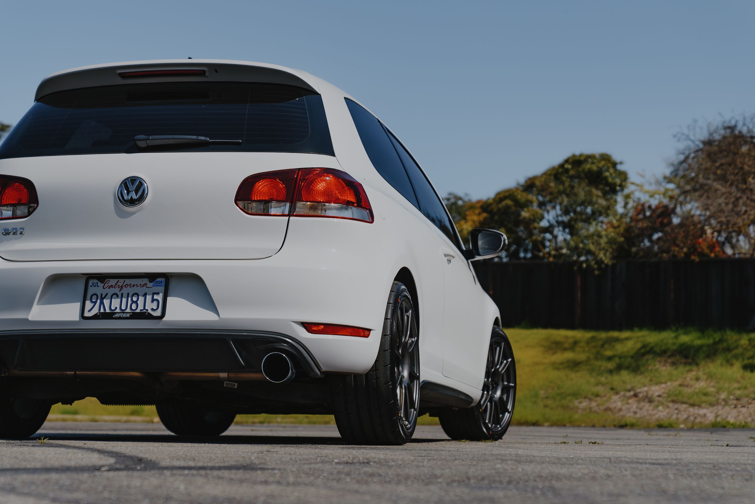 White VW MK6 GTI with 18" SM-10 Apex wheels in Anthracite