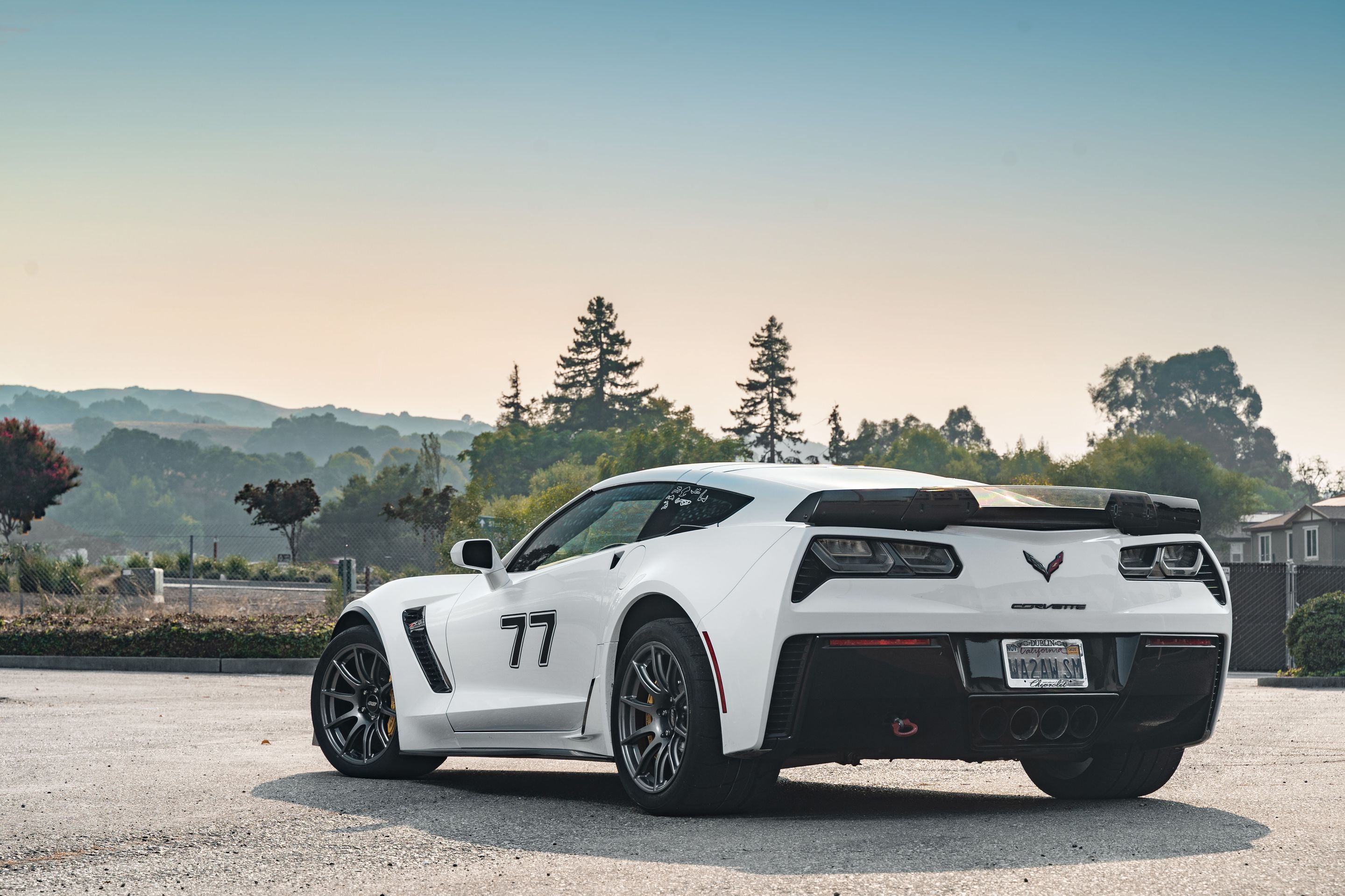 White Chevrolet C7 Corvette Z06 with 18" SM-10 Apex wheels in Anthracite