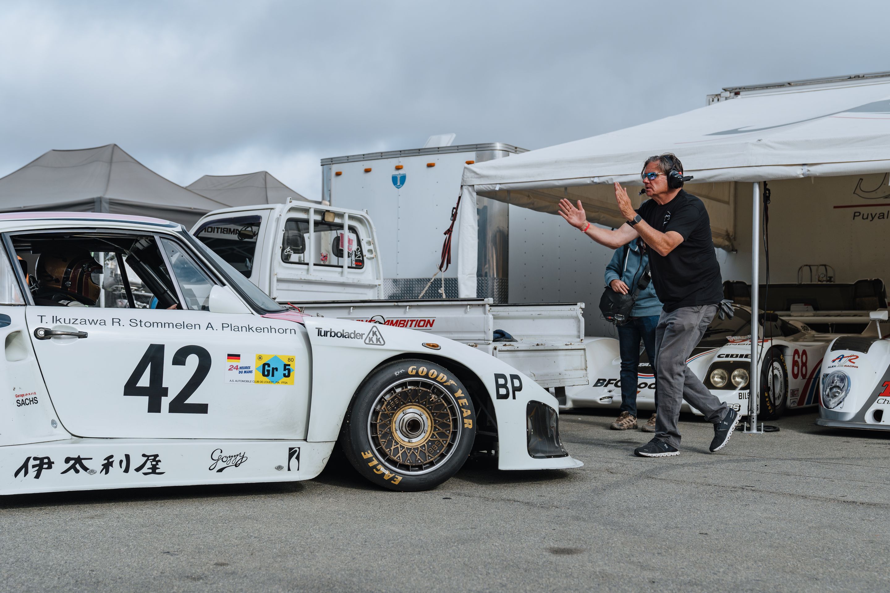 White Porsche 911 996 GT2 with 18" EC-7RS Apex wheels in Anthracite