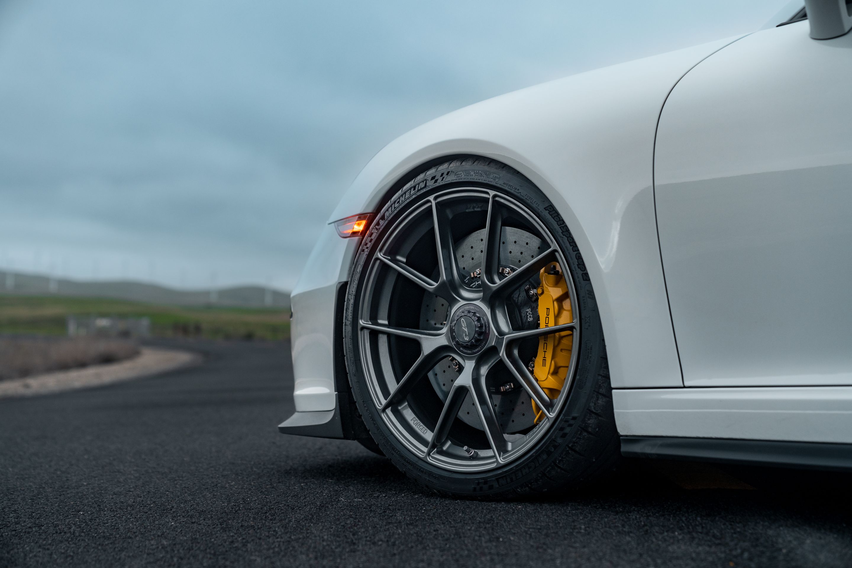 White Porsche 911 991.1 GT3 with 20" VS-5RS Apex wheels in Anthracite