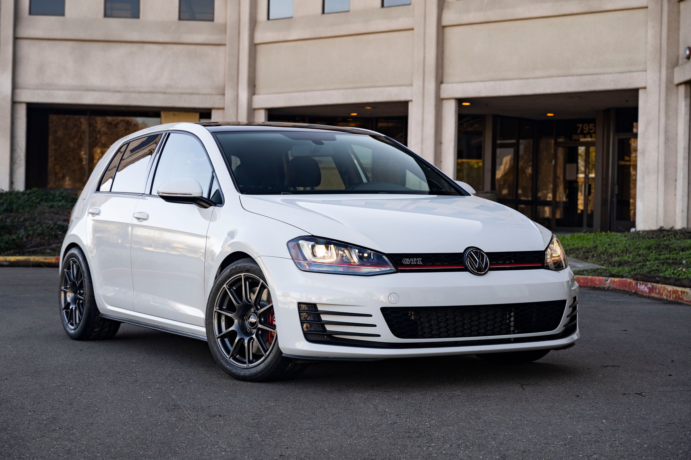 White VW MK7 GTI with 17" SM-10 Apex wheels in Anthracite