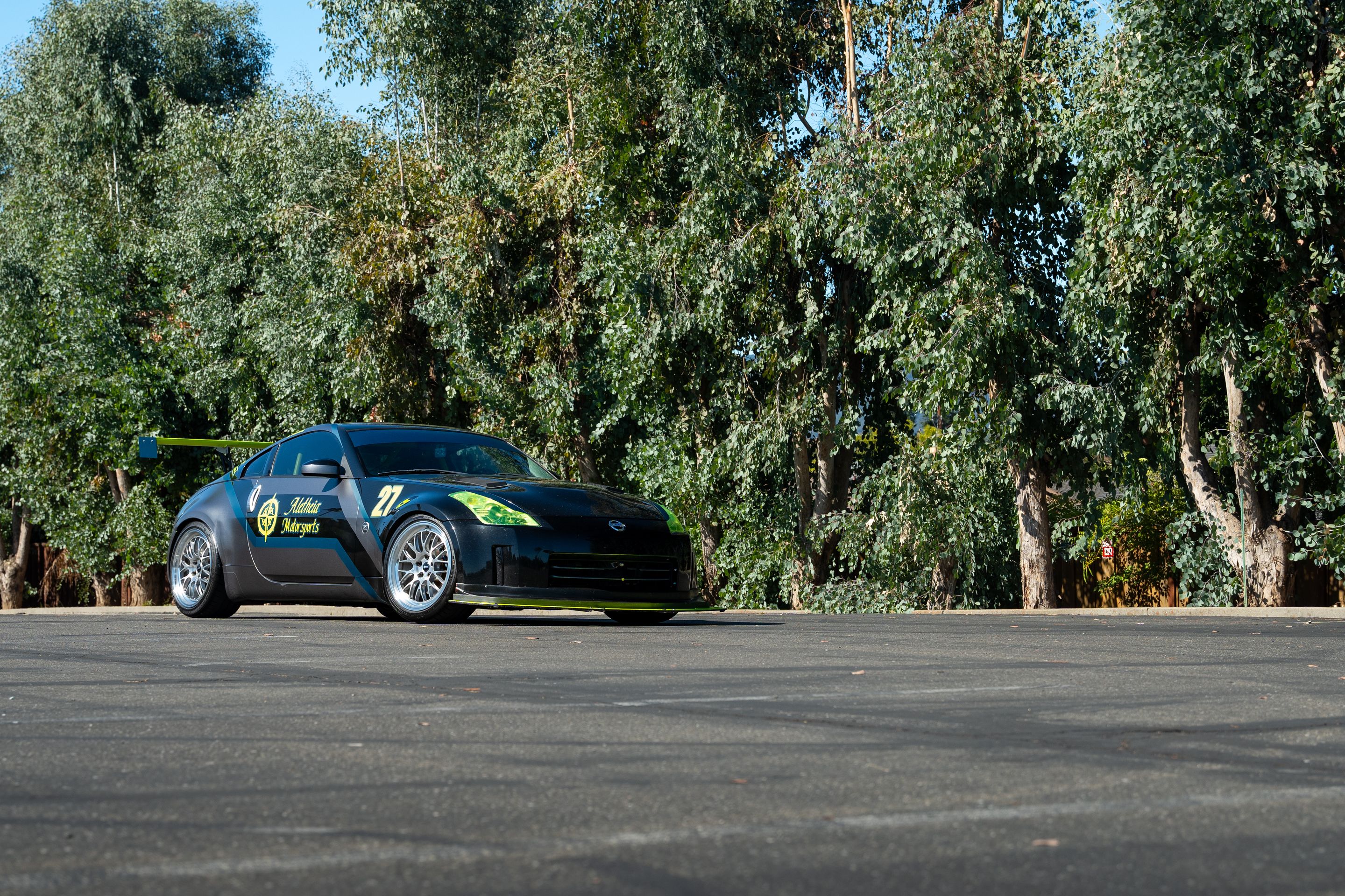 Grey Nissan 350Z with 19" ML-10RT Apex wheels in Machined Lip Brushed Clear